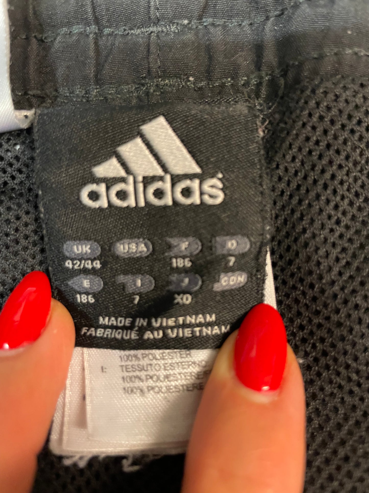 Entdecke unsere Vintage Track Pants von Nike und anderen Marken, erhältlich bei Valuxery.de - Dein Shop für trendige Vintage - Kleidung. Unsere Track Pants sind aus hochwertigen Materialien und