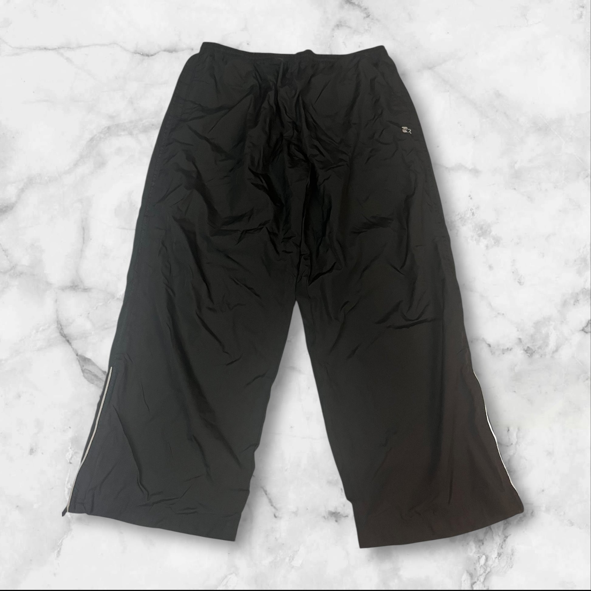 Entdecke unsere Vintage Track Pants von Nike und anderen Marken, erhältlich bei Valuxery.de - Dein Shop für trendige Vintage - Kleidung. Unsere Track Pants sind aus hochwertigen Materialien und