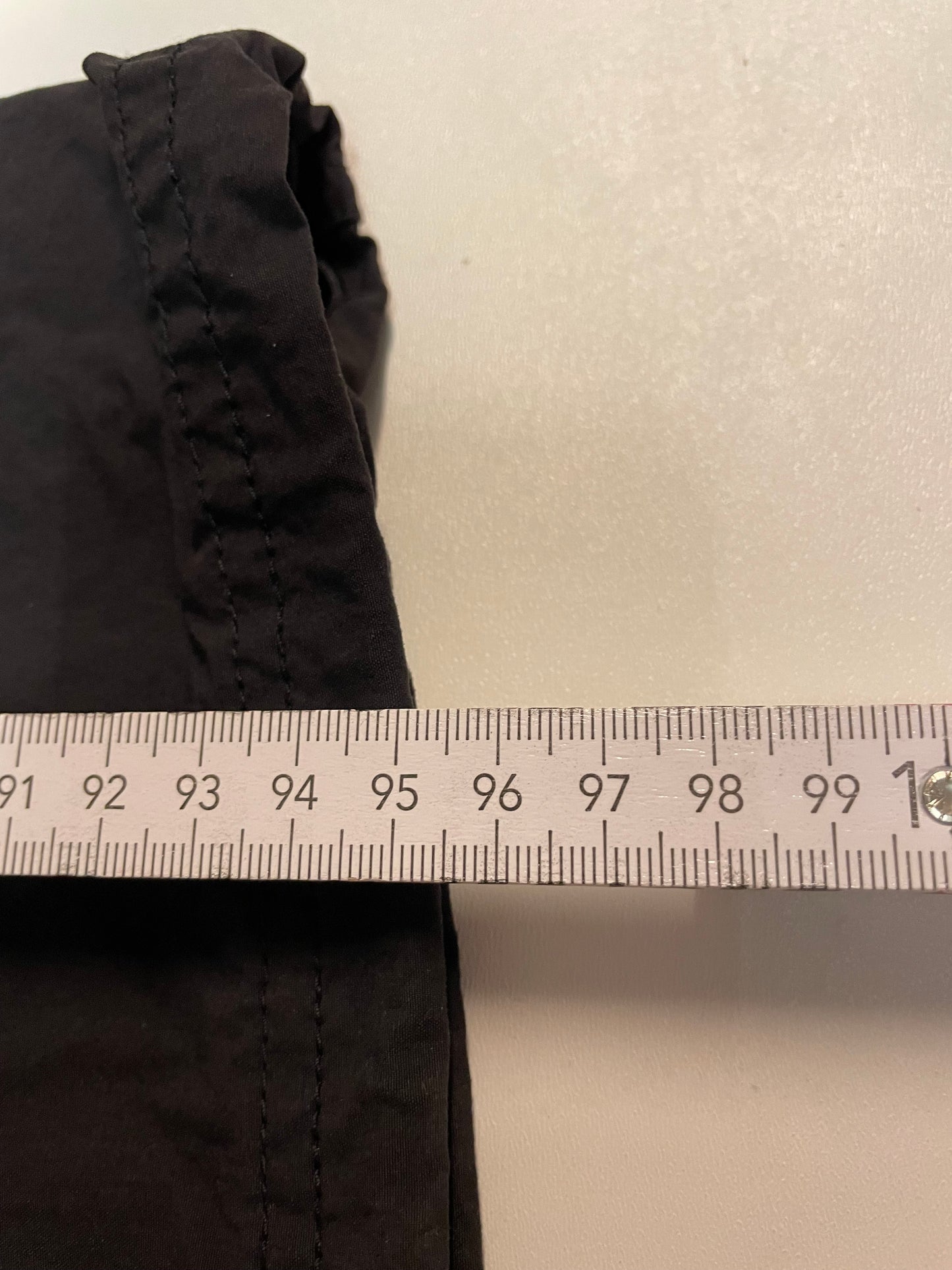 Entdecke unsere Vintage Track Pants von Nike und anderen Marken, erhältlich bei Valuxery.de - Dein Shop für trendige Vintage - Kleidung. Unsere Track Pants sind aus hochwertigen Materialien und