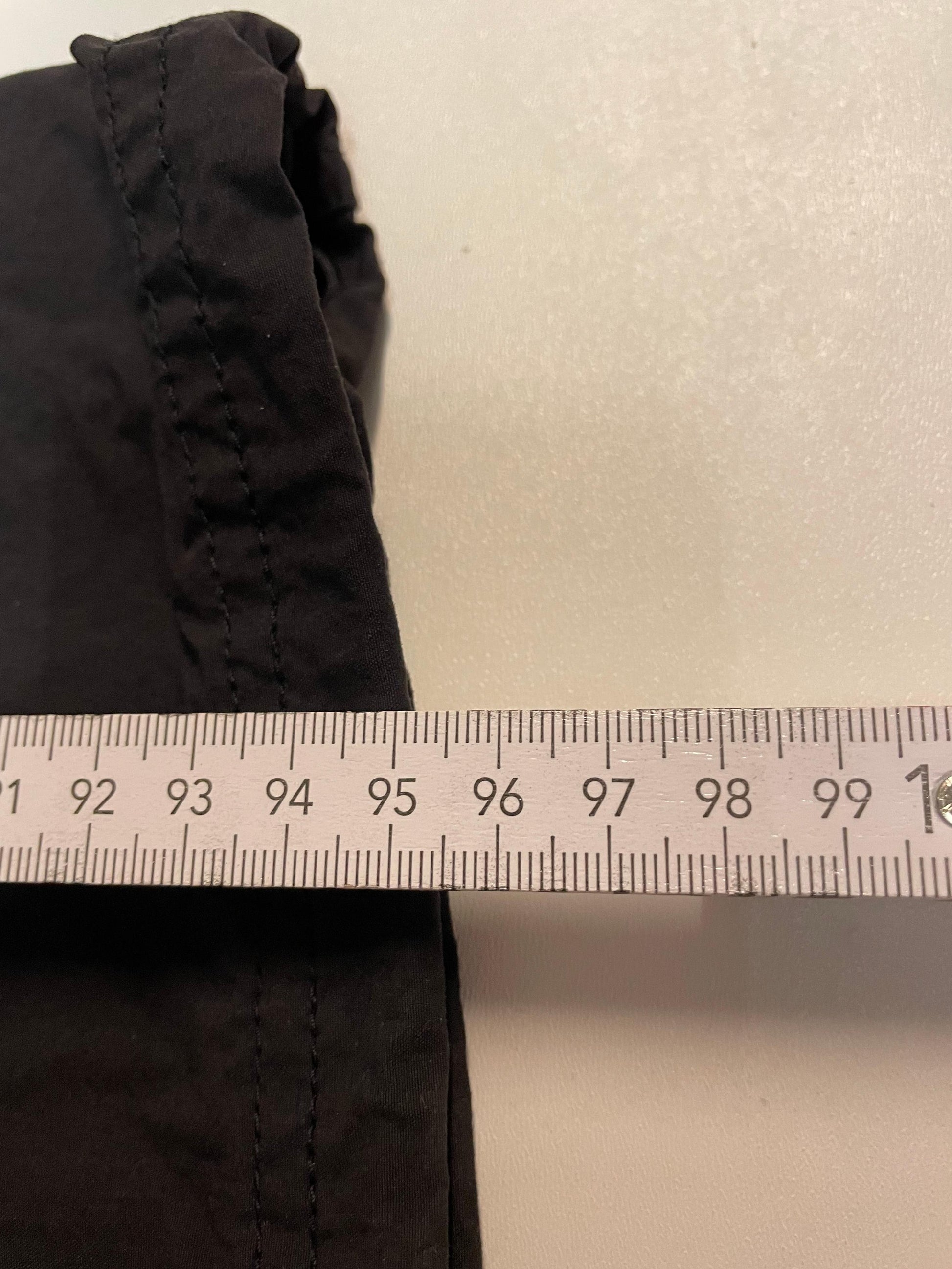 Entdecke unsere Vintage Track Pants von Nike und anderen Marken, erhältlich bei Valuxery.de - Dein Shop für trendige Vintage - Kleidung. Unsere Track Pants sind aus hochwertigen Materialien und