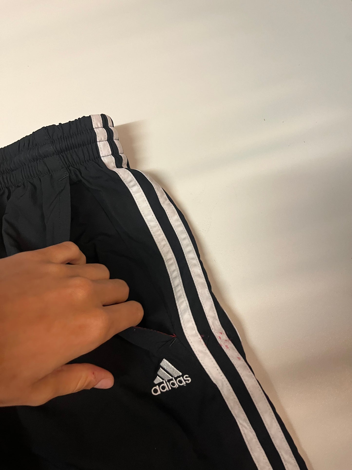 Entdecke unsere Vintage Track Pants von Nike und anderen Marken, erhältlich bei Valuxery.de - Dein Shop für trendige Vintage - Kleidung. Unsere Track Pants sind aus hochwertigen Materialien und