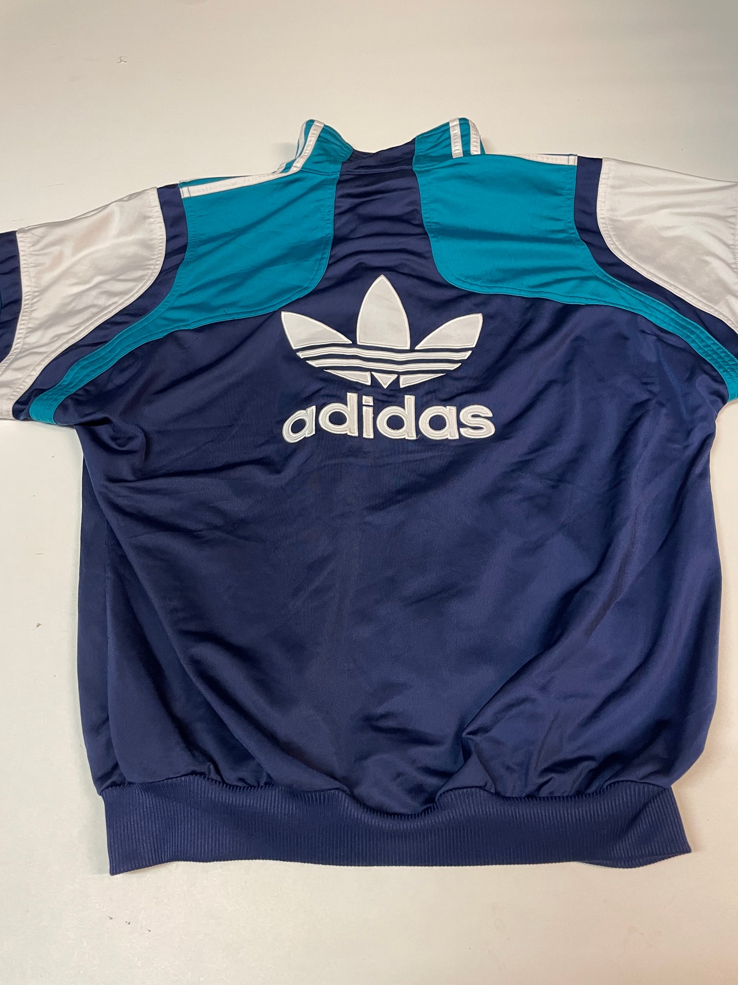Entdecke unsere Vintage Track Pants von Nike und anderen Marken, erhältlich bei Valuxery.de - Dein Shop für trendige Vintage - Kleidung. Unsere Track Pants sind aus hochwertigen Materialien und