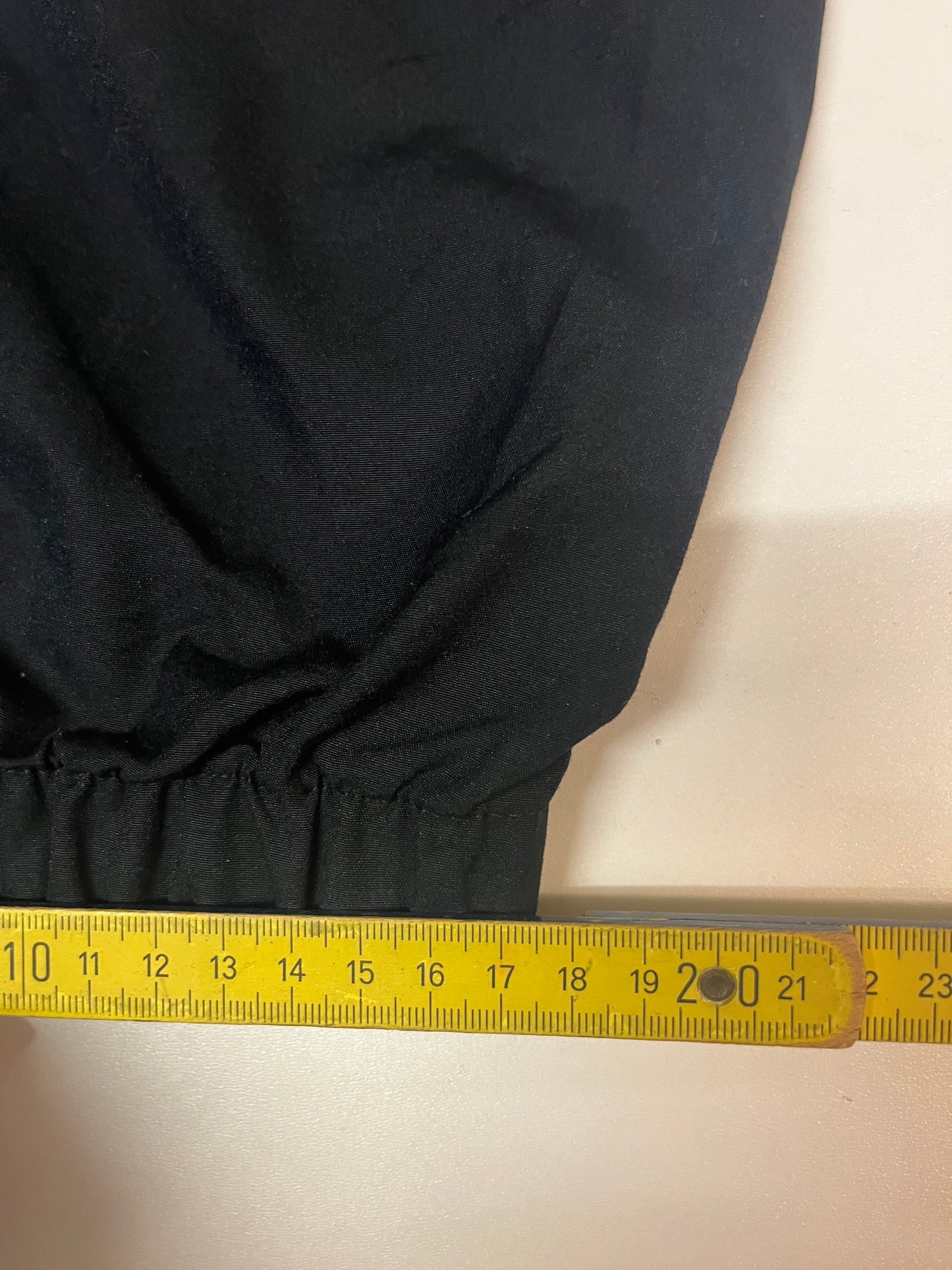 Entdecke unsere Vintage Track Pants von Nike und anderen Marken, erhältlich bei Valuxery.de - Dein Shop für trendige Vintage - Kleidung. Unsere Track Pants sind aus hochwertigen Materialien und