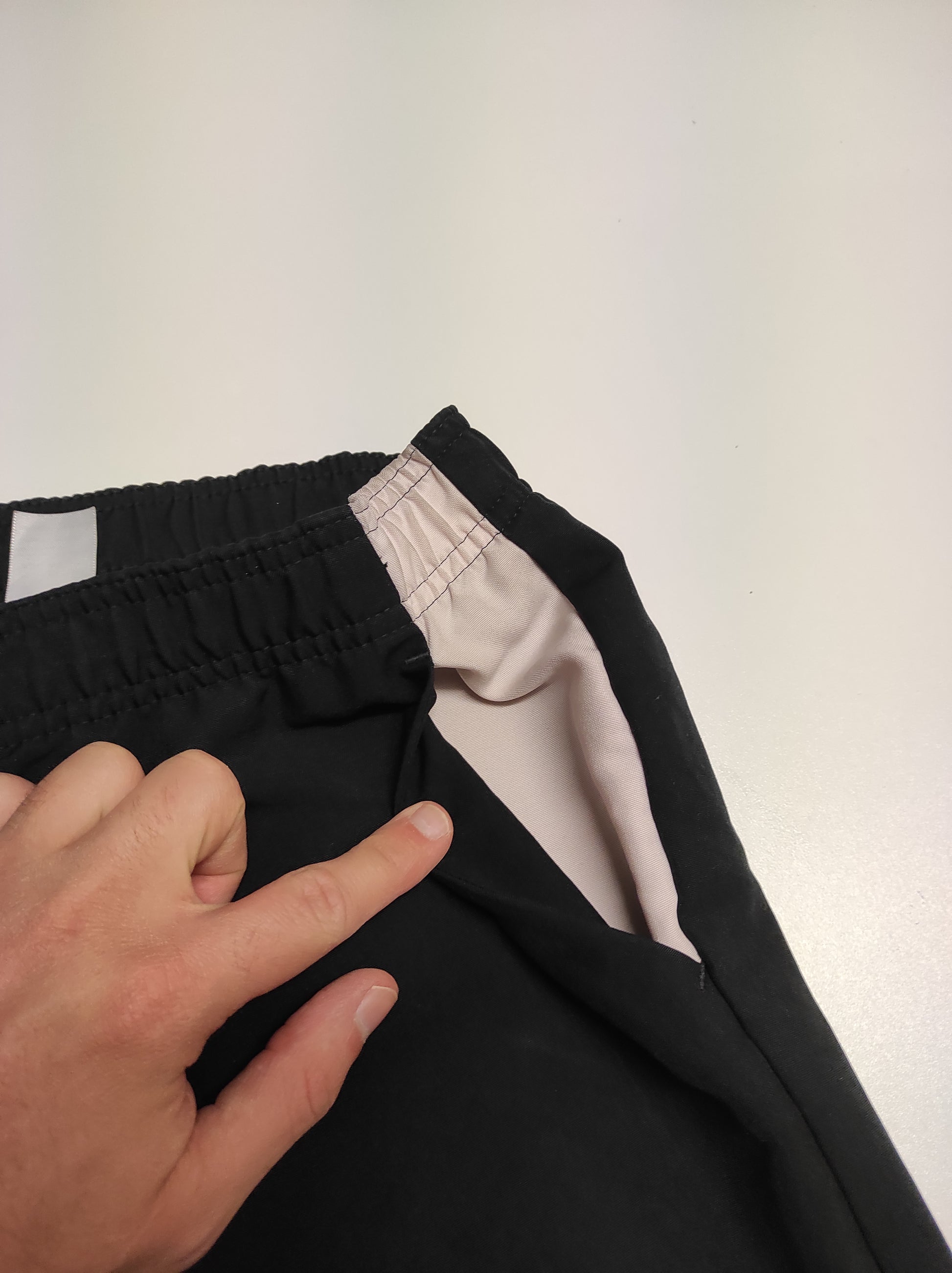 Entdecke unsere Vintage Track Pants von Nike und anderen Marken, erhältlich bei Valuxery.de - Dein Shop für trendige Vintage - Kleidung. Unsere Track Pants sind aus hochwertigen Materialien und