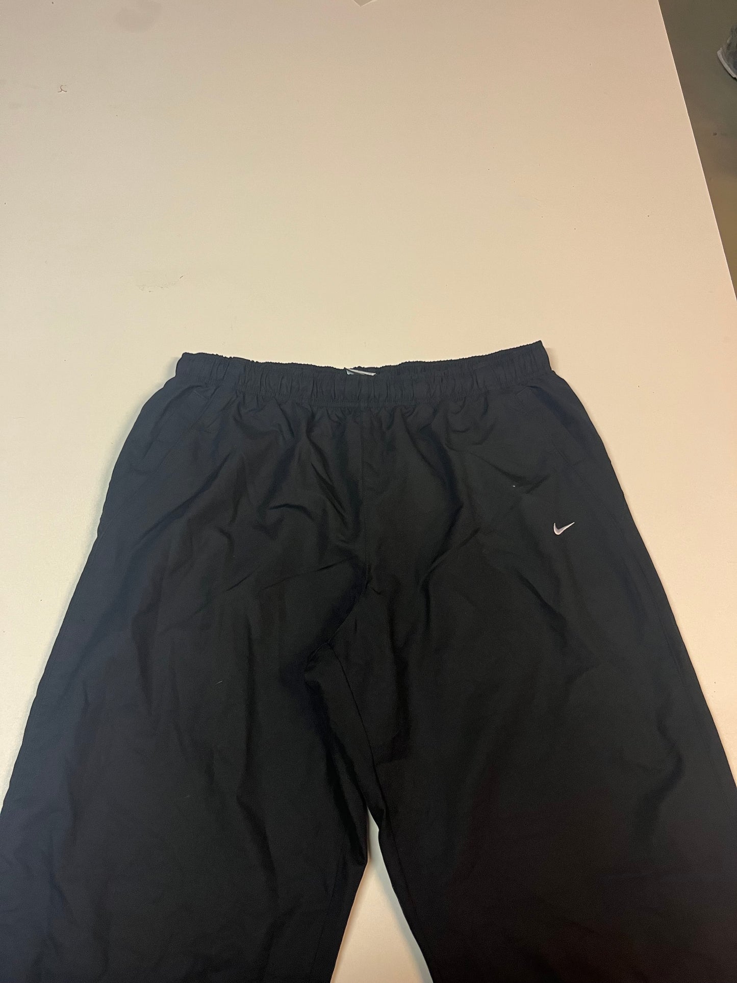 Entdecke unsere Vintage Track Pants von Nike und anderen Marken, erhältlich bei Valuxery.de - Dein Shop für trendige Vintage - Kleidung. Unsere Track Pants sind aus hochwertigen Materialien und
