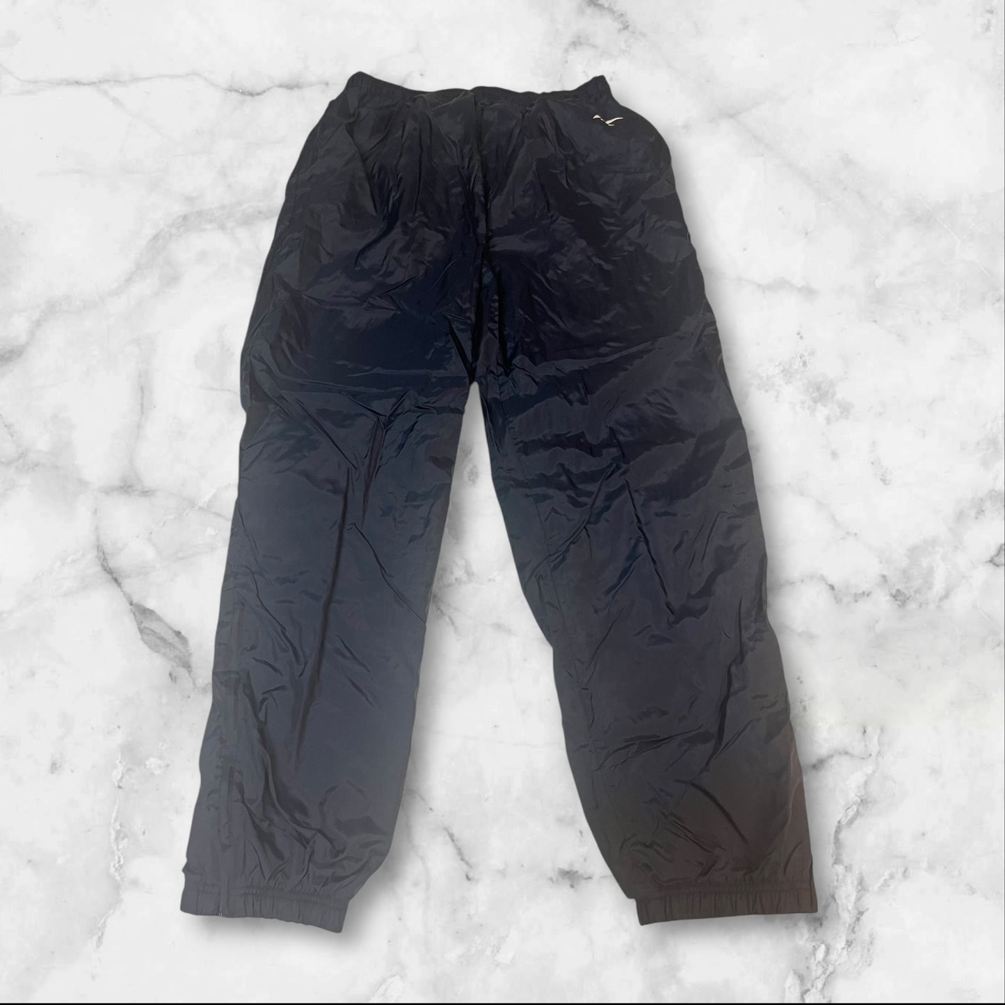 Entdecke unsere Vintage Track Pants von Nike und anderen Marken, erhältlich bei Valuxery.de - Dein Shop für trendige Vintage - Kleidung. Unsere Track Pants sind aus hochwertigen Materialien und