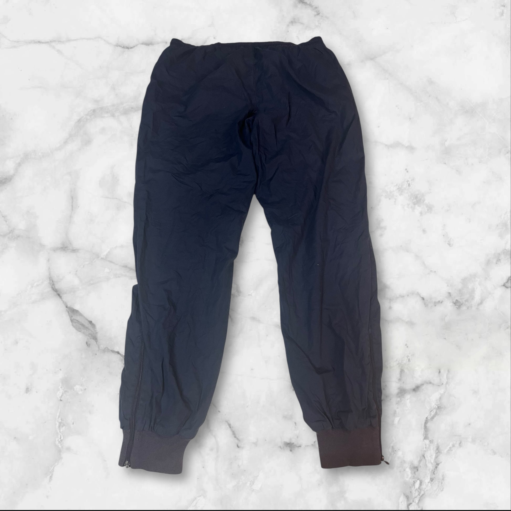 Entdecke unsere Vintage Track Pants von Nike und anderen Marken, erhältlich bei Valuxery.de - Dein Shop für trendige Vintage - Kleidung. Unsere Track Pants sind aus hochwertigen Materialien und