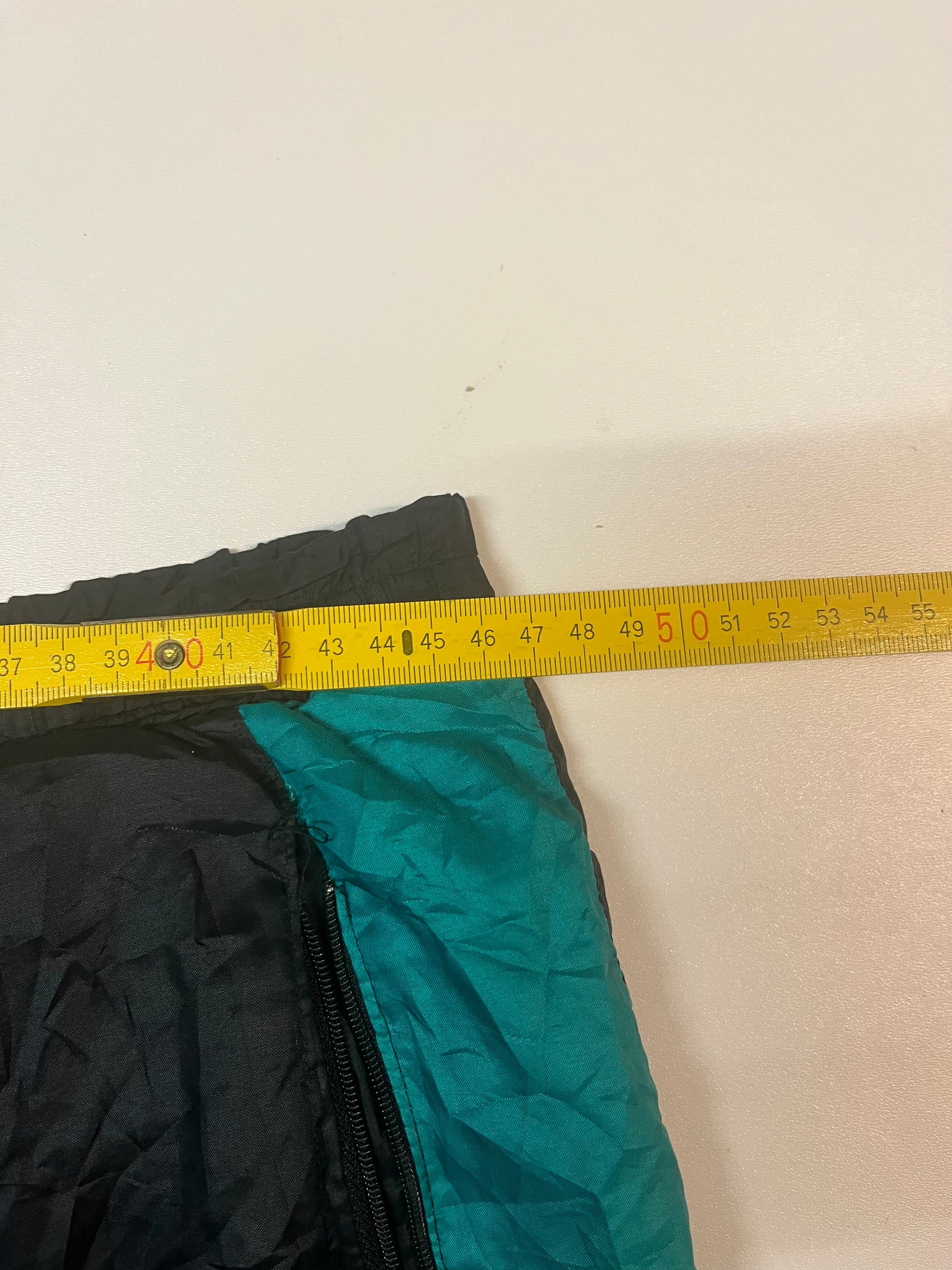 Entdecke unsere Vintage Track Pants von Nike und anderen Marken, erhältlich bei Valuxery.de - Dein Shop für trendige Vintage - Kleidung. Unsere Track Pants sind aus hochwertigen Materialien und