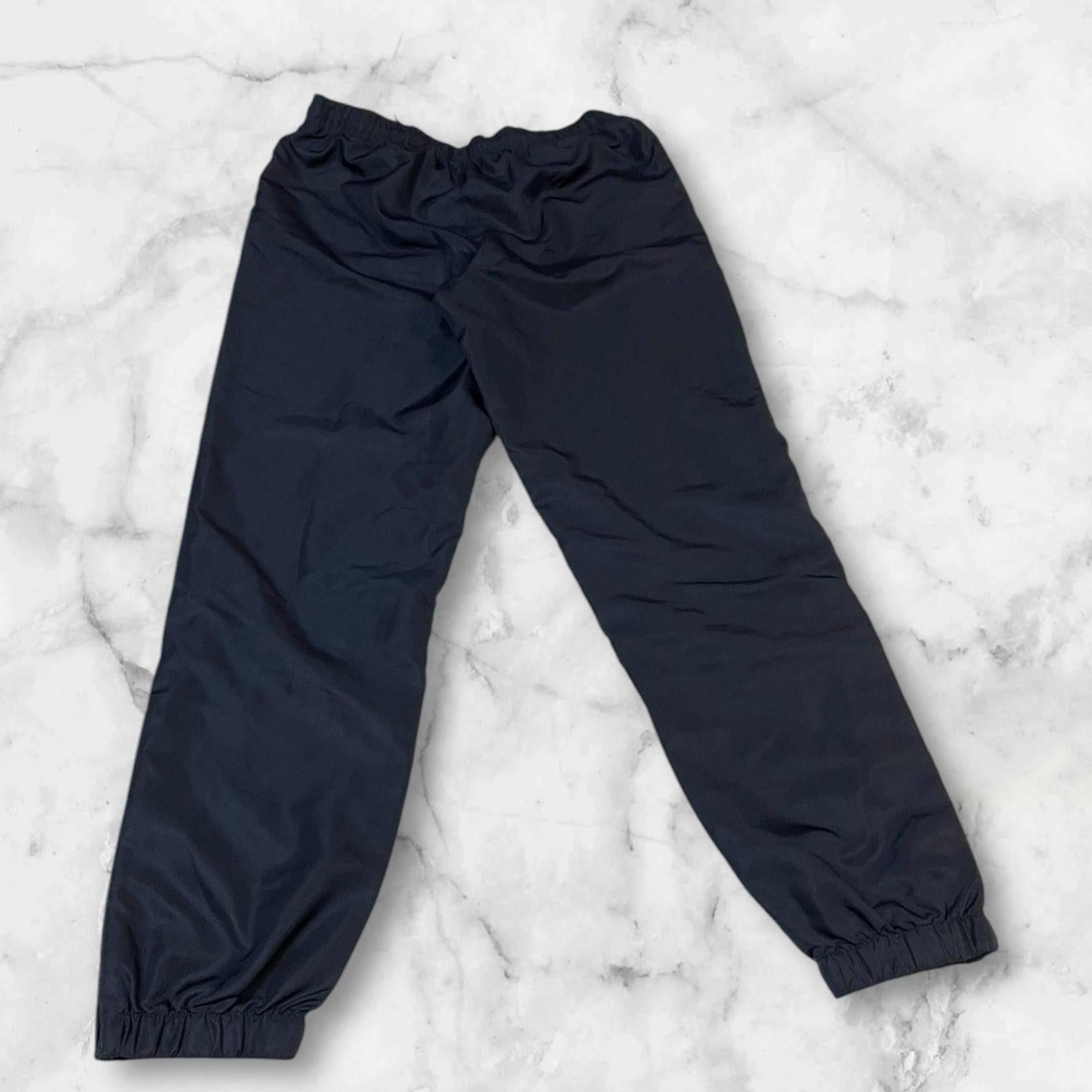 Entdecke unsere Vintage Track Pants von Nike und anderen Marken, erhältlich bei Valuxery.de - Dein Shop für trendige Vintage - Kleidung. Unsere Track Pants sind aus hochwertigen Materialien und