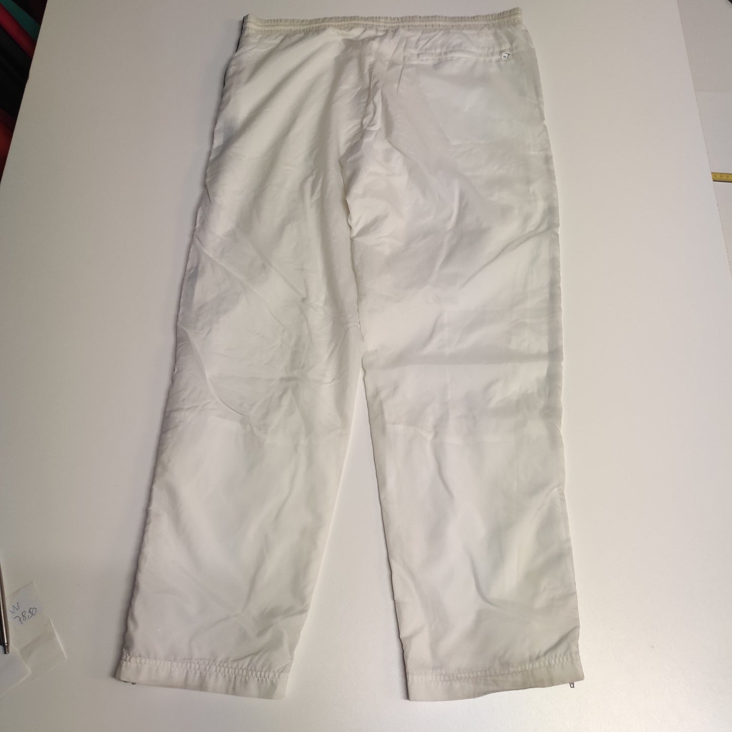 Entdecke unsere Vintage Track Pants von Nike und anderen Marken, erhältlich bei Valuxery.de - Dein Shop für trendige Vintage - Kleidung. Unsere Track Pants sind aus hochwertigen Materialien und