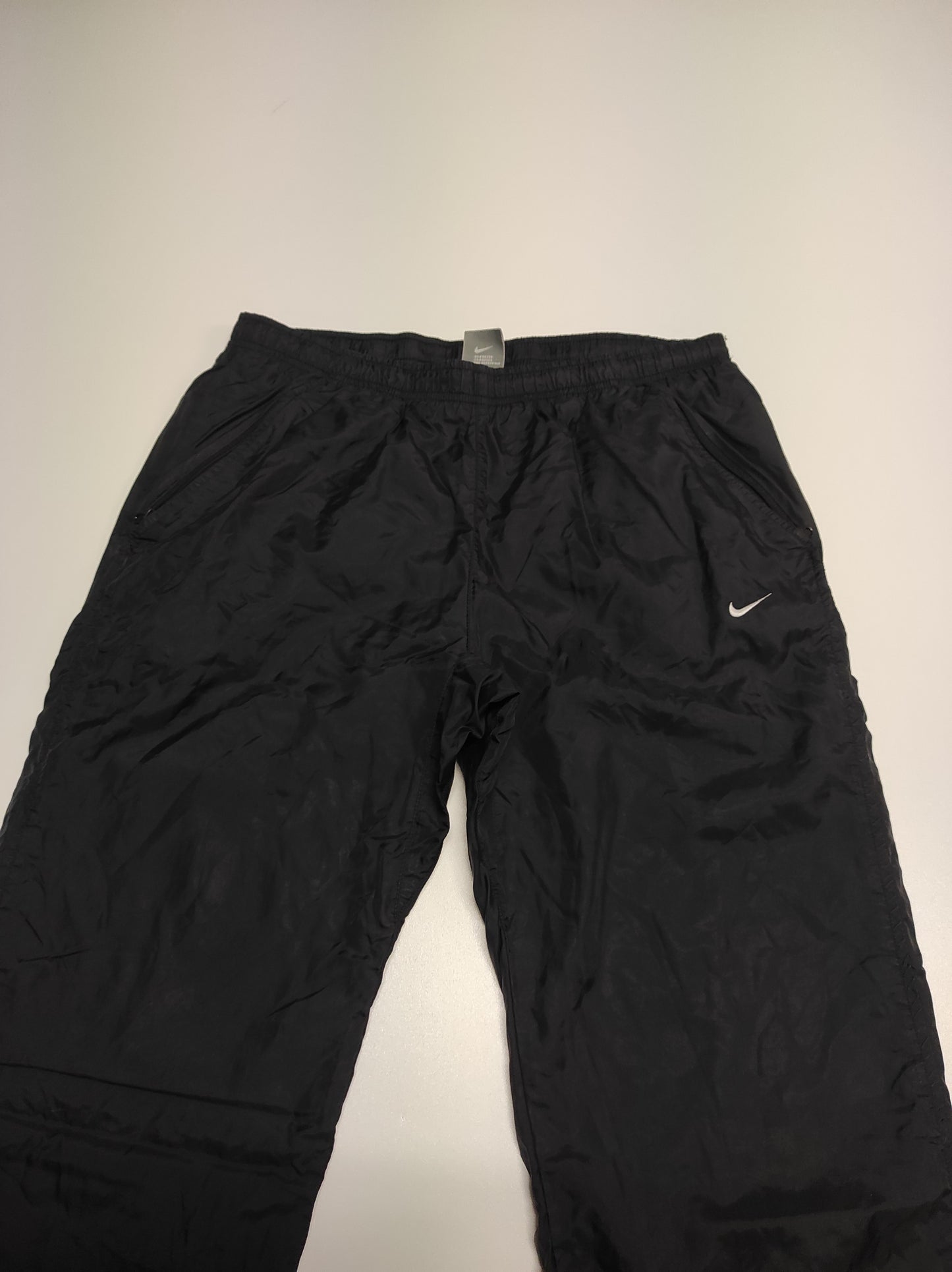 Entdecke unsere Vintage Track Pants von Nike und anderen Marken, erhältlich bei Valuxery.de - Dein Shop für trendige Vintage - Kleidung. Unsere Track Pants sind aus hochwertigen Materialien und