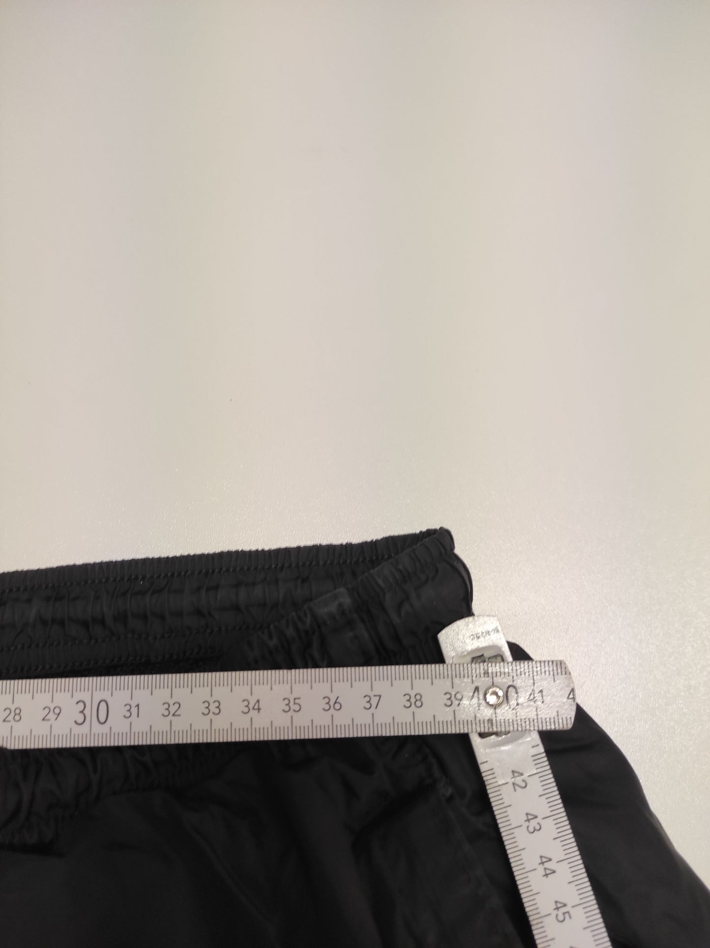 Entdecke unsere Vintage Track Pants von Nike und anderen Marken, erhältlich bei Valuxery.de - Dein Shop für trendige Vintage - Kleidung. Unsere Track Pants sind aus hochwertigen Materialien und