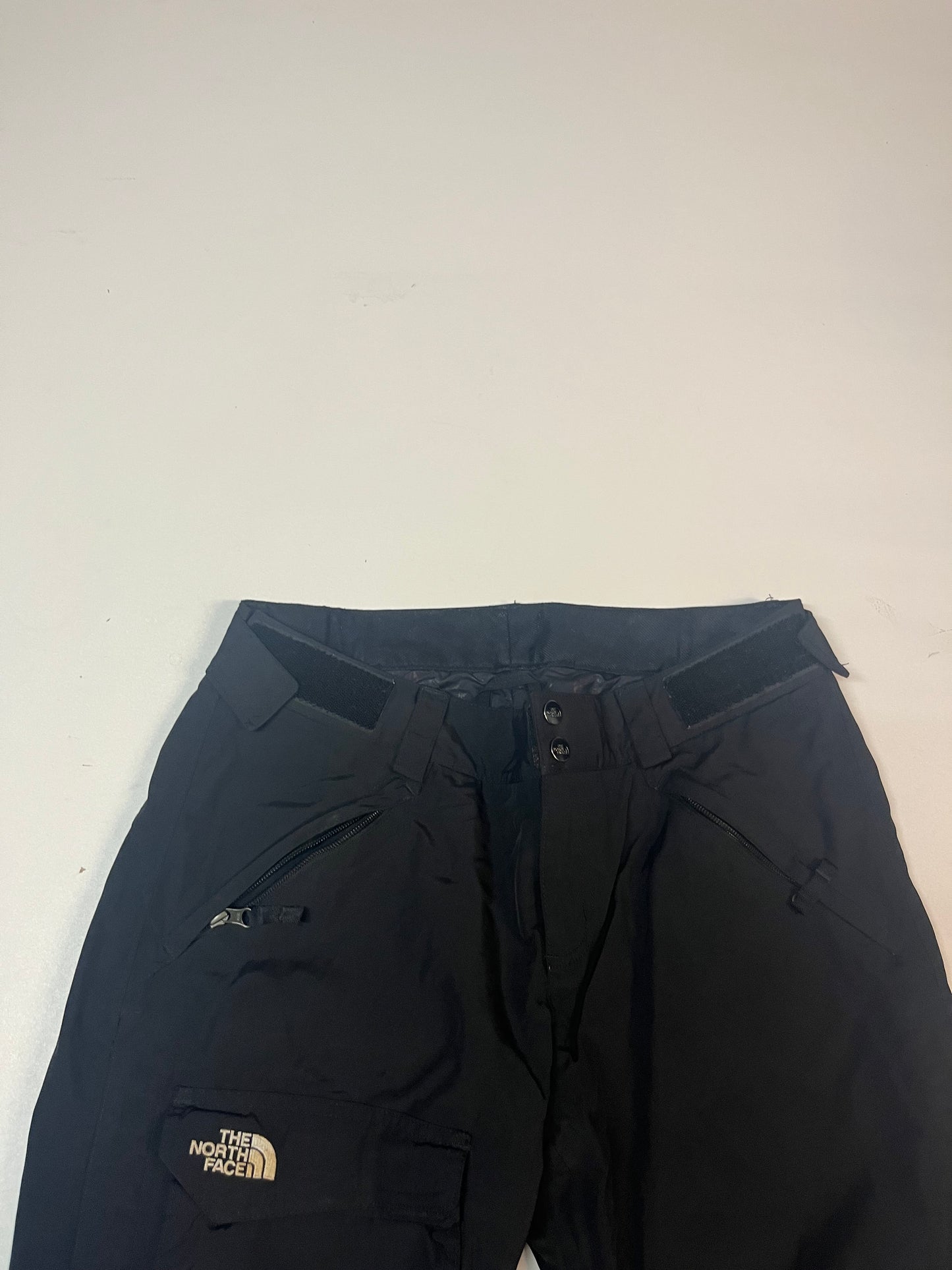 Entdecke unsere Vintage Track Pants von Nike und anderen Marken, erhältlich bei Valuxery.de - Dein Shop für trendige Vintage - Kleidung. Unsere Track Pants sind aus hochwertigen Materialien und