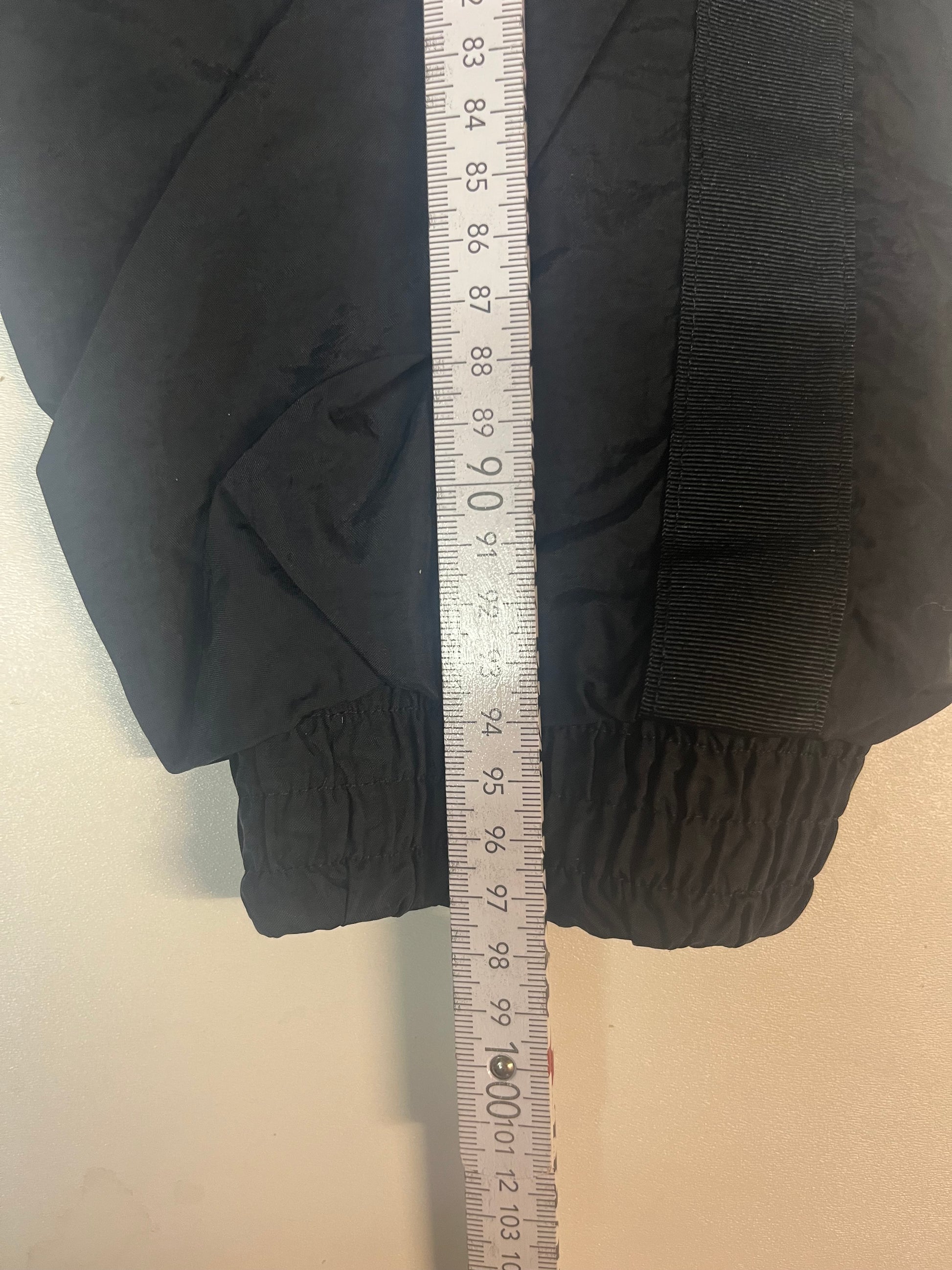 Entdecke unsere Vintage Track Pants von Nike und anderen Marken, erhältlich bei Valuxery.de - Dein Shop für trendige Vintage - Kleidung. Unsere Track Pants sind aus hochwertigen Materialien und