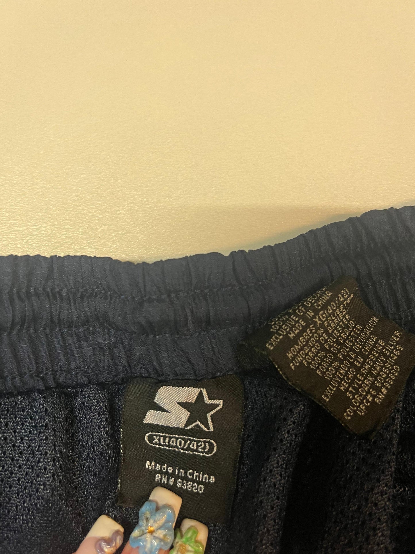 Entdecke unsere Vintage Track Pants von Nike und anderen Marken, erhältlich bei Valuxery.de - Dein Shop für trendige Vintage - Kleidung. Unsere Track Pants sind aus hochwertigen Materialien und