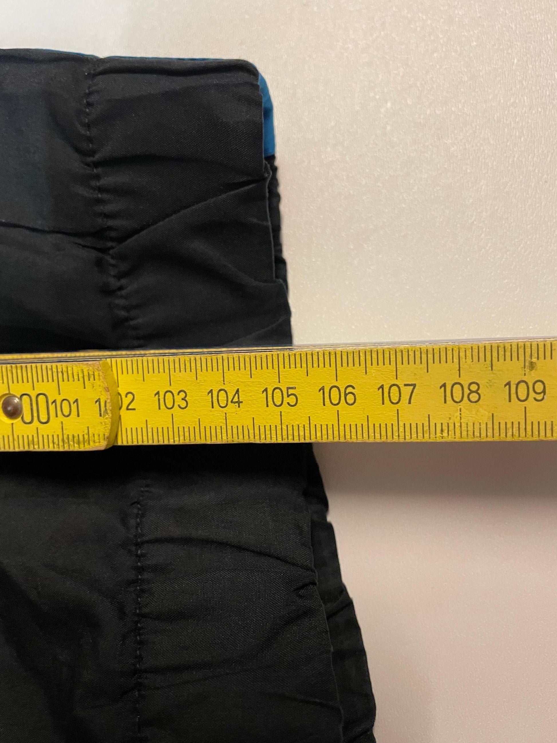 Entdecke unsere Vintage Track Pants von Nike und anderen Marken, erhältlich bei Valuxery.de - Dein Shop für trendige Vintage - Kleidung. Unsere Track Pants sind aus hochwertigen Materialien und