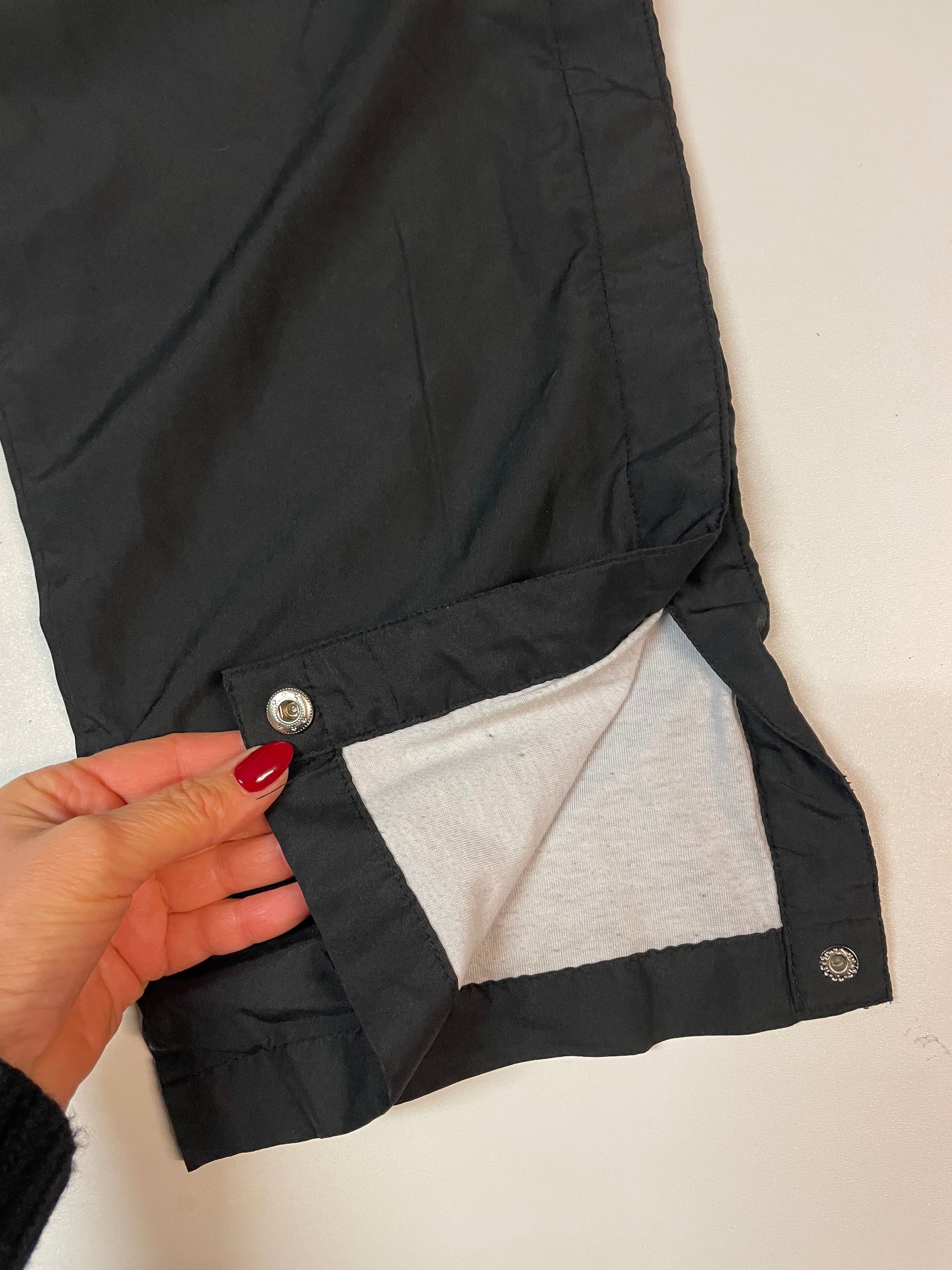 Entdecke unsere Vintage Track Pants von Nike und anderen Marken, erhältlich bei Valuxery.de - Dein Shop für trendige Vintage - Kleidung. Unsere Track Pants sind aus hochwertigen Materialien und