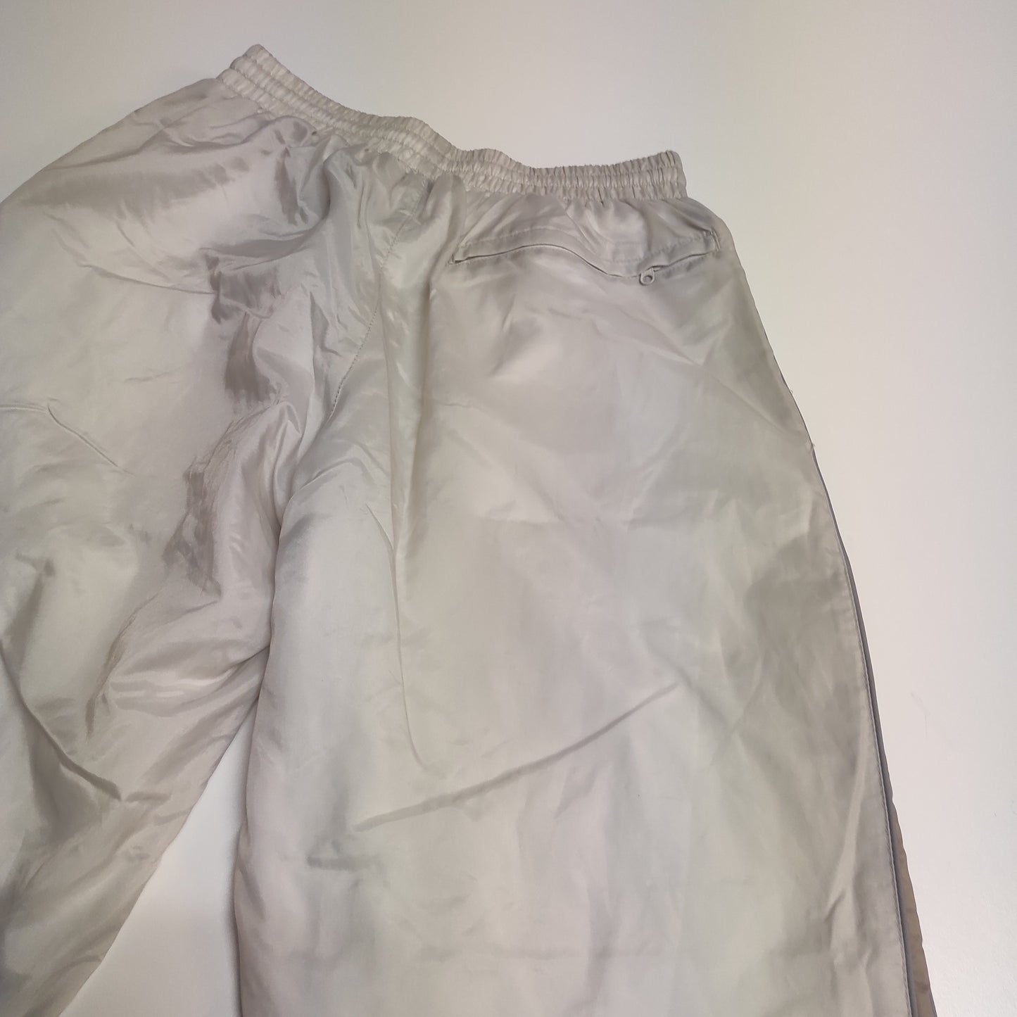 Entdecke unsere Vintage Track Pants von Nike und anderen Marken, erhältlich bei Valuxery.de - Dein Shop für trendige Vintage - Kleidung. Unsere Track Pants sind aus hochwertigen Materialien und