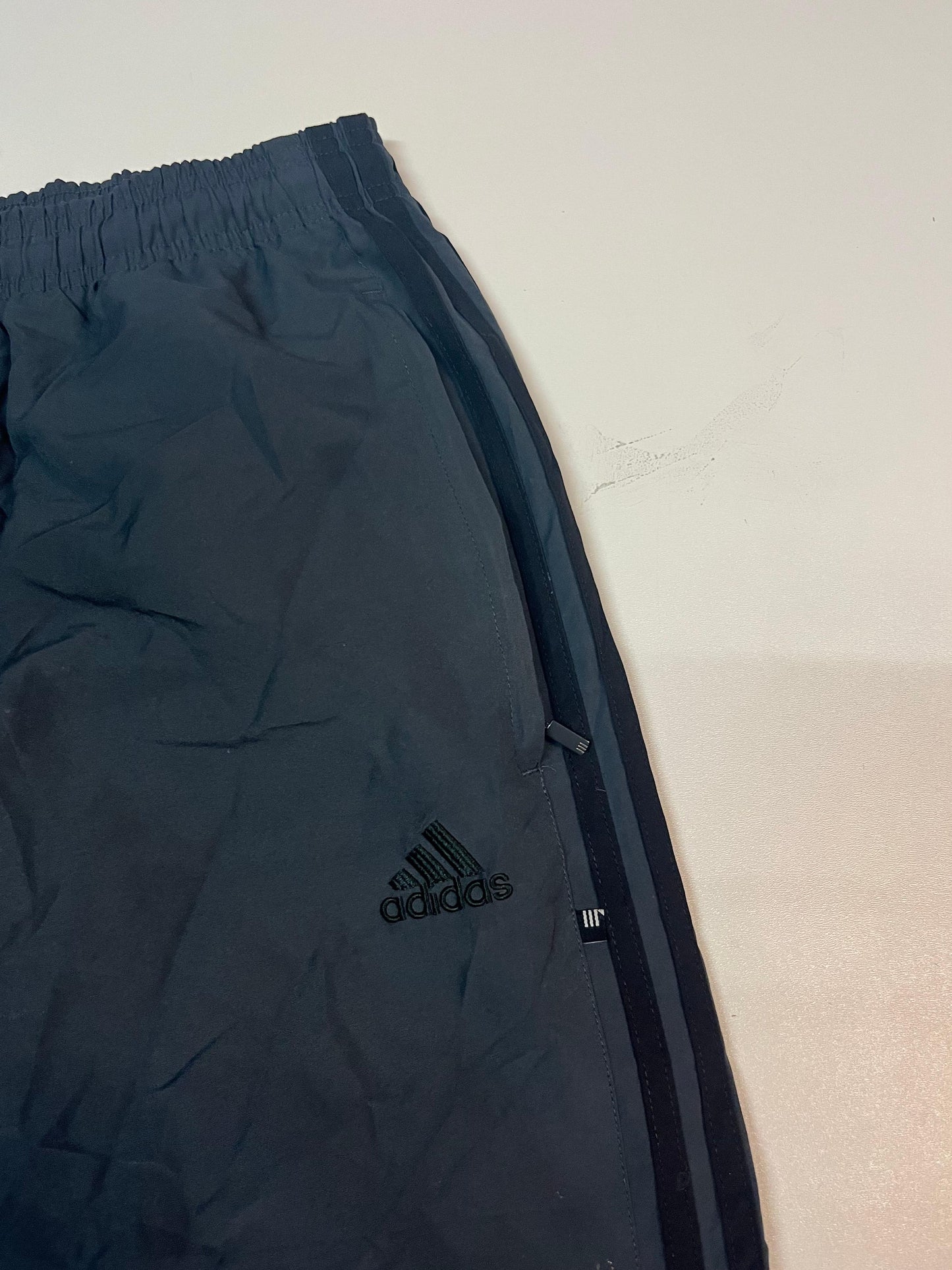 Entdecke unsere Vintage Track Pants von Nike und anderen Marken, erhältlich bei Valuxery.de - Dein Shop für trendige Vintage - Kleidung. Unsere Track Pants sind aus hochwertigen Materialien und