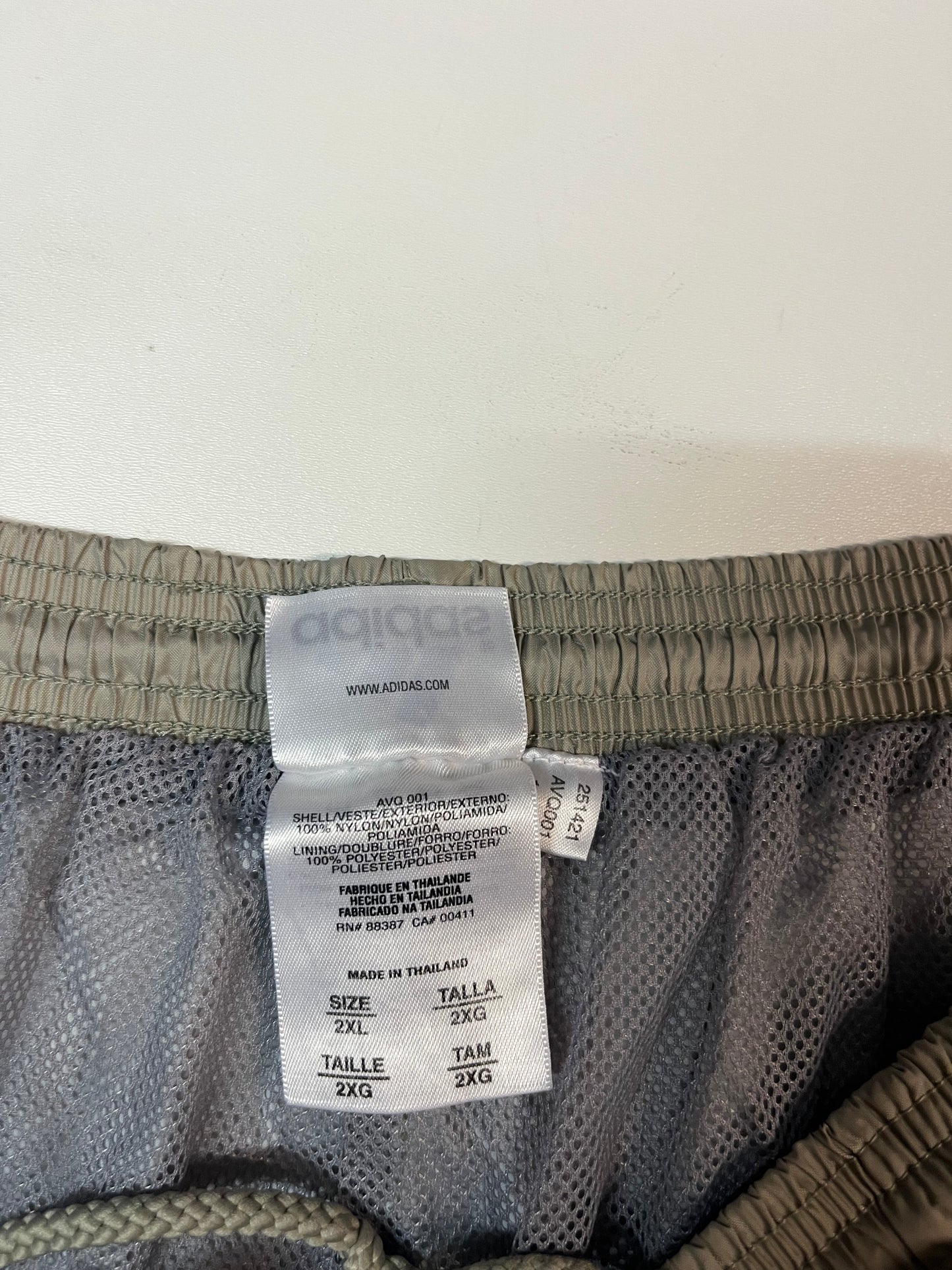 Entdecke unsere Vintage Track Pants von Nike und anderen Marken, erhältlich bei Valuxery.de - Dein Shop für trendige Vintage - Kleidung. Unsere Track Pants sind aus hochwertigen Materialien und