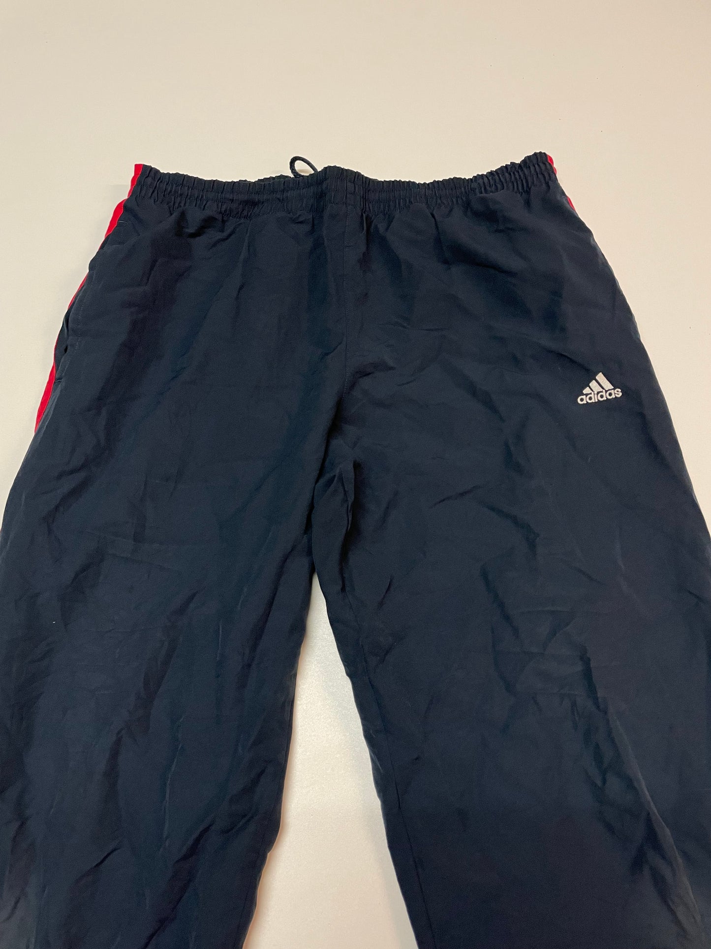 Entdecke unsere Vintage Track Pants von Nike und anderen Marken, erhältlich bei Valuxery.de - Dein Shop für trendige Vintage - Kleidung. Unsere Track Pants sind aus hochwertigen Materialien und