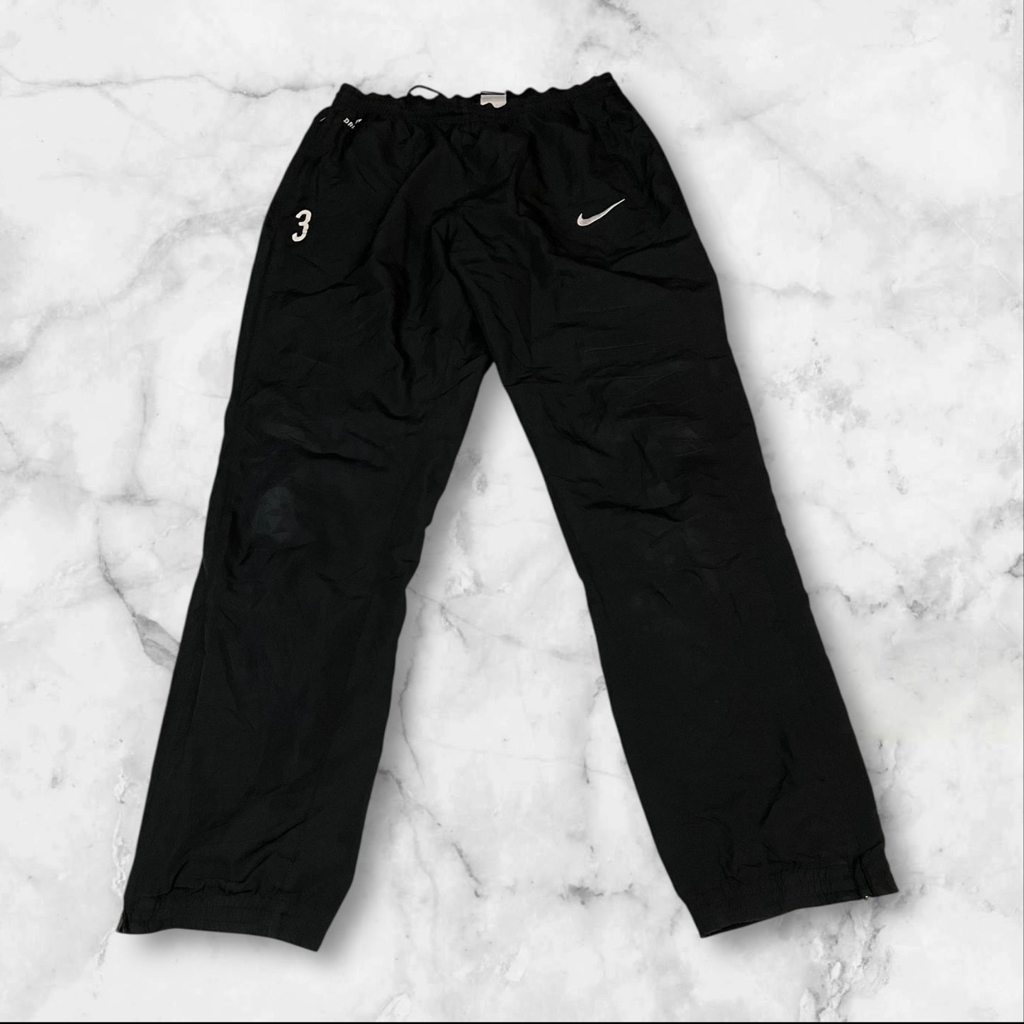 Entdecke unsere Vintage Track Pants von Nike und anderen Marken, erhältlich bei Valuxery.de - Dein Shop für trendige Vintage - Kleidung. Unsere Track Pants sind aus hochwertigen Materialien und