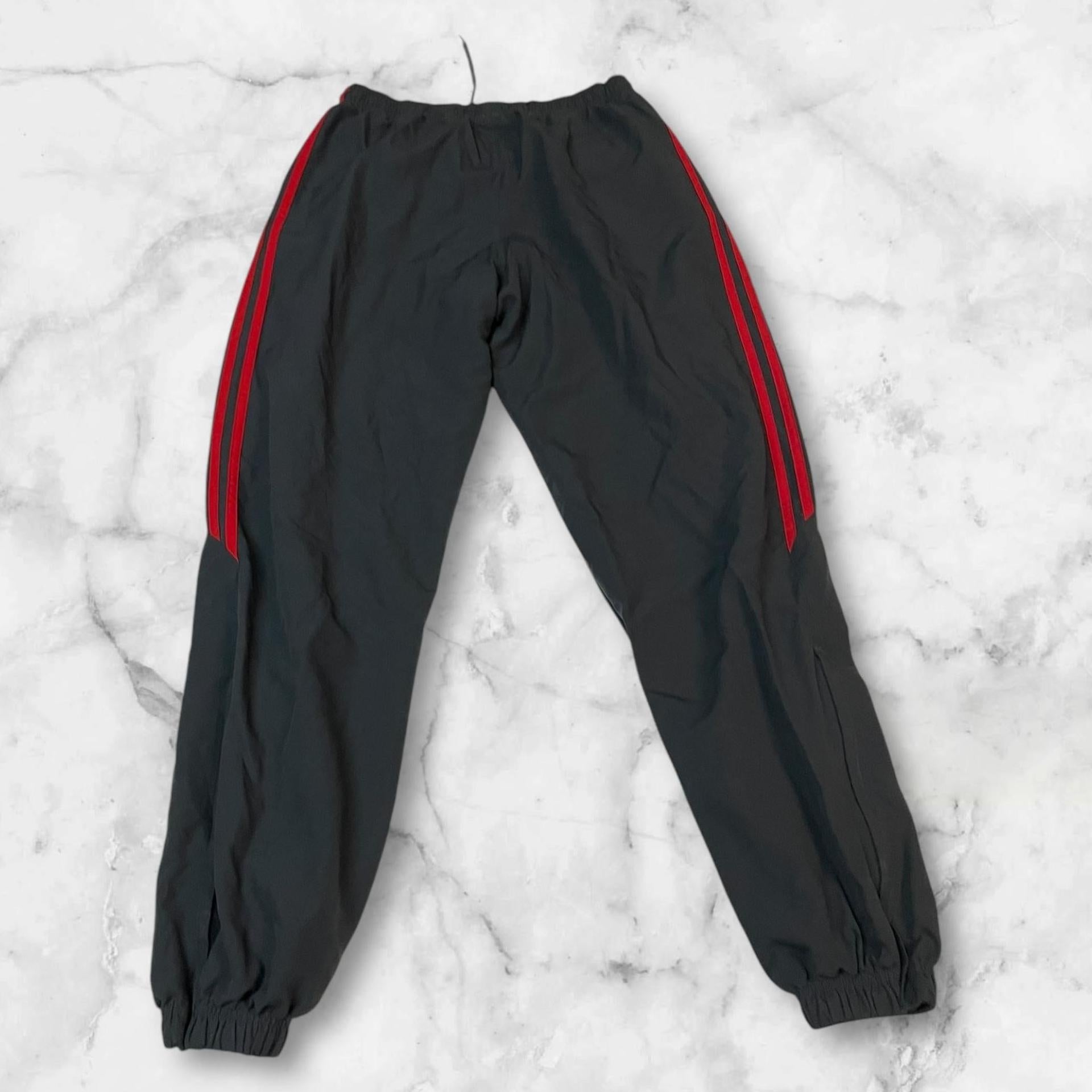 Entdecke unsere Vintage Track Pants von Nike und anderen Marken, erhältlich bei Valuxery.de - Dein Shop für trendige Vintage - Kleidung. Unsere Track Pants sind aus hochwertigen Materialien und