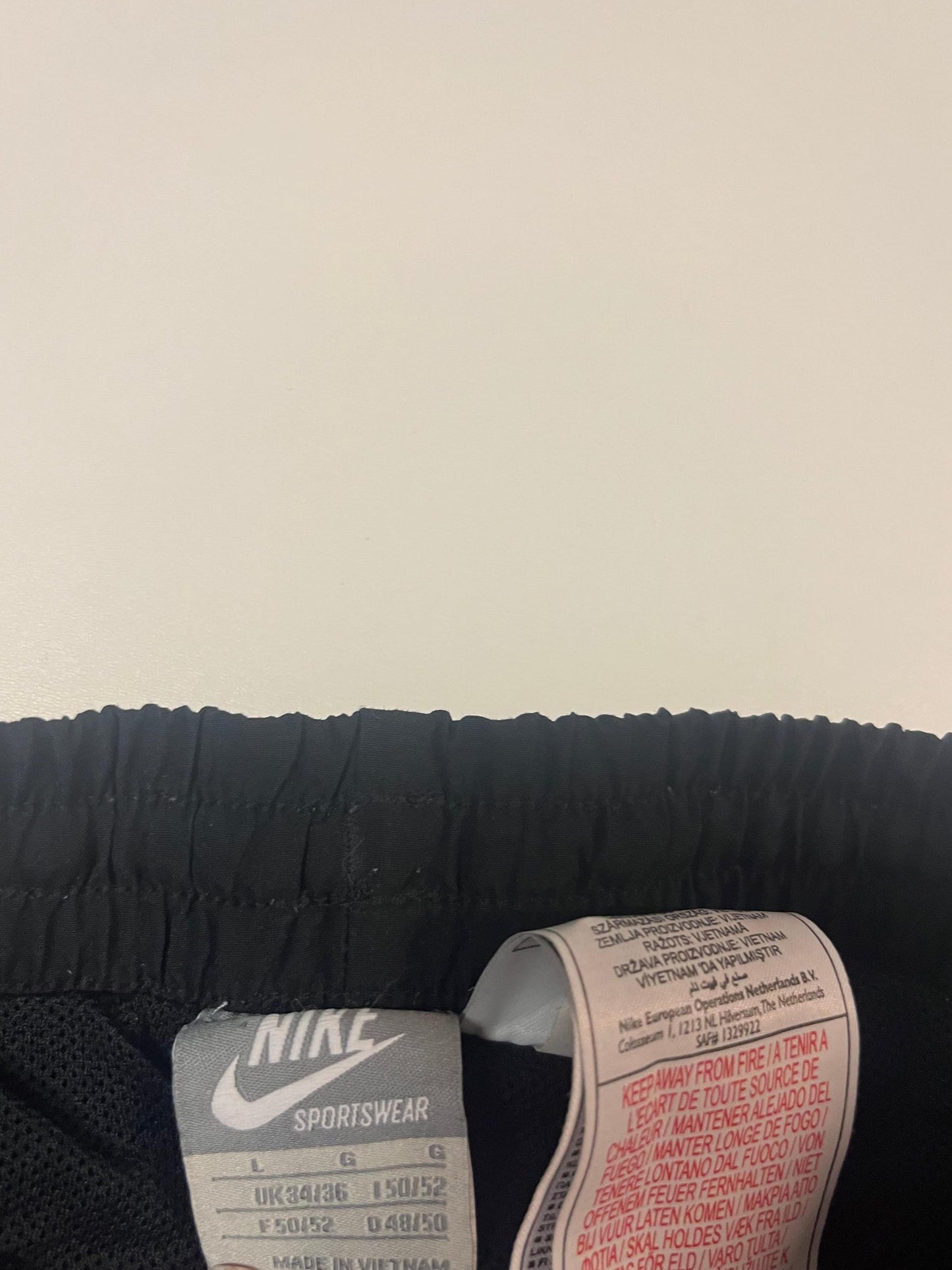Entdecke unsere Vintage Track Pants von Nike und anderen Marken, erhältlich bei Valuxery.de - Dein Shop für trendige Vintage - Kleidung. Unsere Track Pants sind aus hochwertigen Materialien und