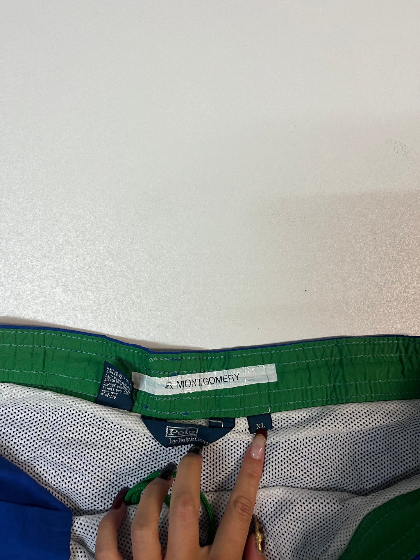 Entdecke unsere Vintage Track Pants von Nike und anderen Marken, erhältlich bei Valuxery.de - Dein Shop für trendige Vintage - Kleidung. Unsere Track Pants sind aus hochwertigen Materialien und