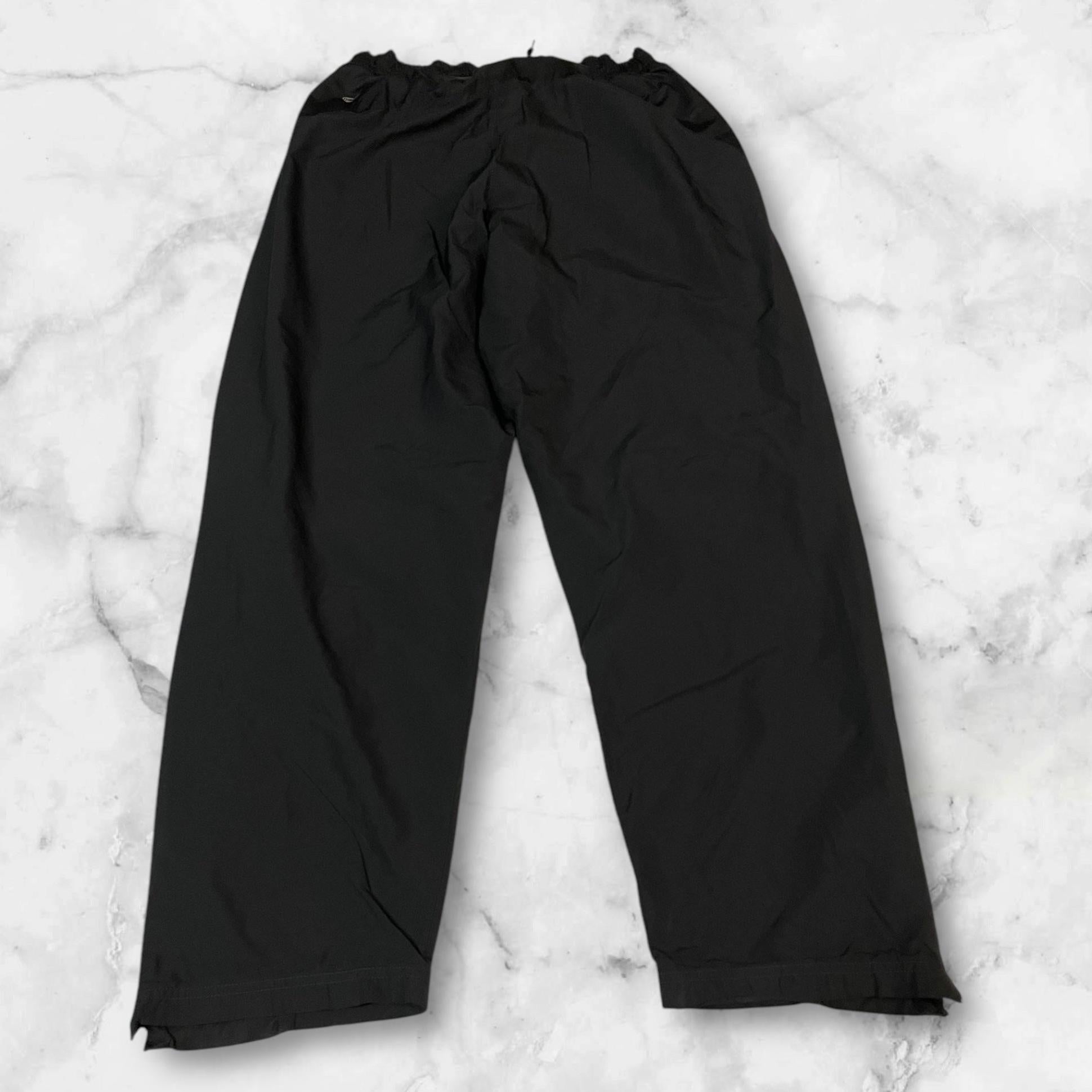 Entdecke unsere Vintage Track Pants von Nike und anderen Marken, erhältlich bei Valuxery.de - Dein Shop für trendige Vintage - Kleidung. Unsere Track Pants sind aus hochwertigen Materialien und