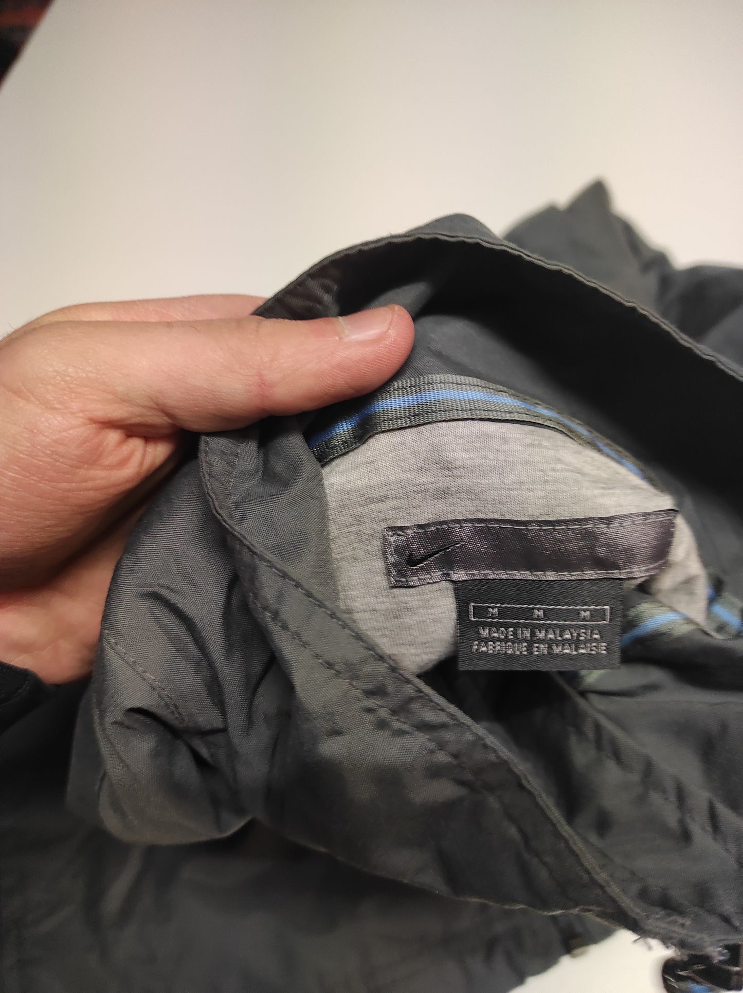 Entdecke unsere Vintage Track Pants von Nike und anderen Marken, erhältlich bei Valuxery.de - Dein Shop für trendige Vintage - Kleidung. Unsere Track Pants sind aus hochwertigen Materialien und
