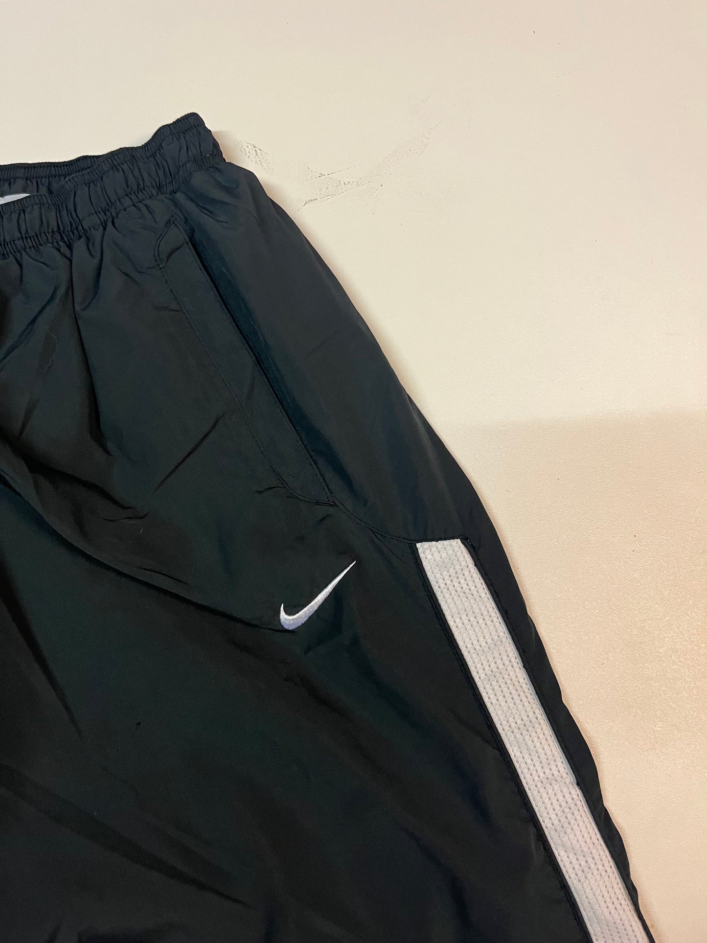Entdecke unsere Vintage Track Pants von Nike und anderen Marken, erhältlich bei Valuxery.de - Dein Shop für trendige Vintage - Kleidung. Unsere Track Pants sind aus hochwertigen Materialien und
