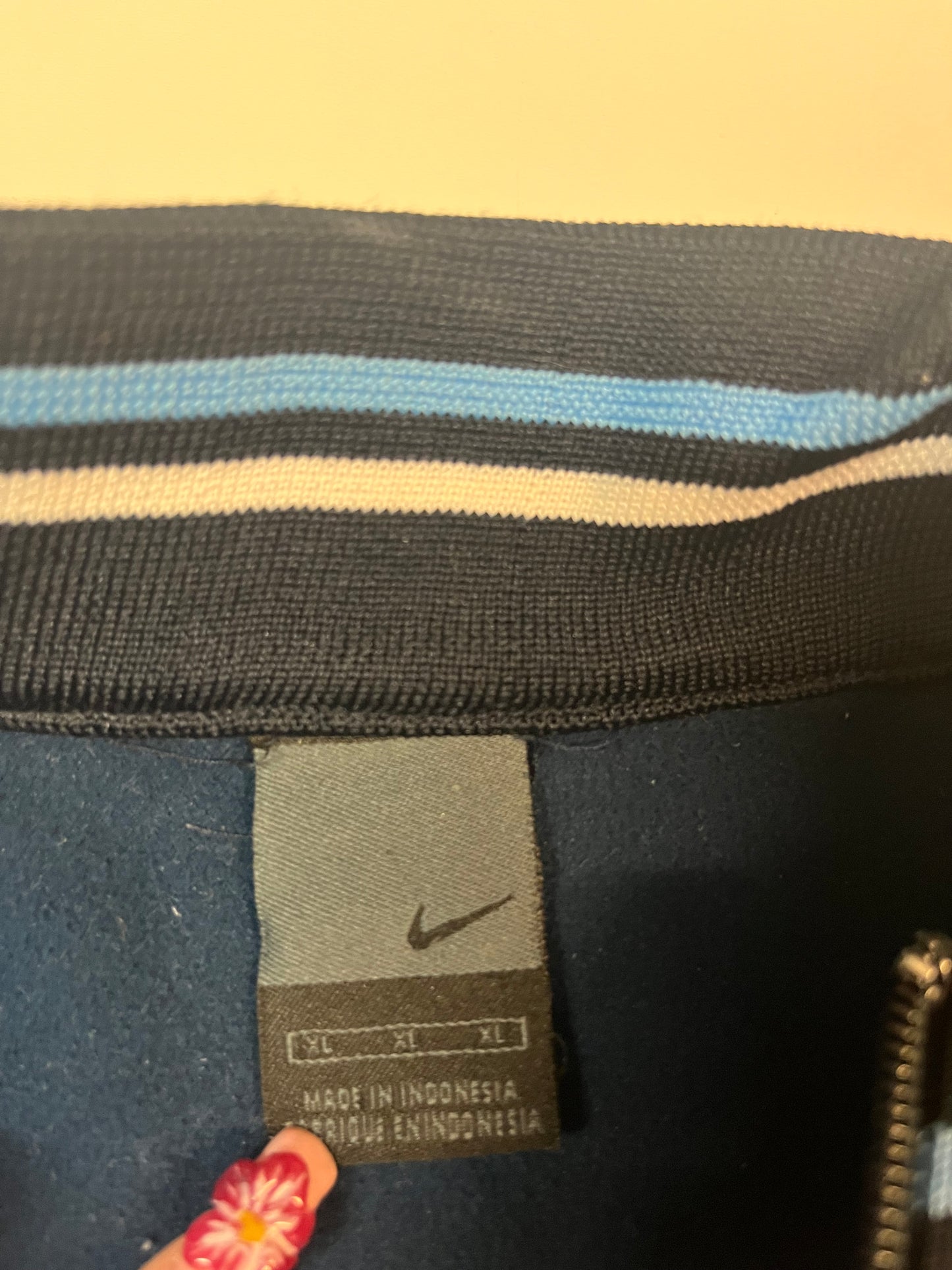 Entdecke unsere Vintage Track Pants von Nike und anderen Marken, erhältlich bei Valuxery.de - Dein Shop für trendige Vintage - Kleidung. Unsere Track Pants sind aus hochwertigen Materialien und