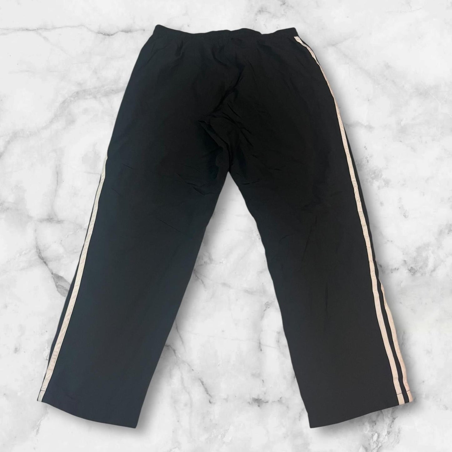Entdecke unsere Vintage Track Pants von Nike und anderen Marken, erhältlich bei Valuxery.de - Dein Shop für trendige Vintage - Kleidung. Unsere Track Pants sind aus hochwertigen Materialien und