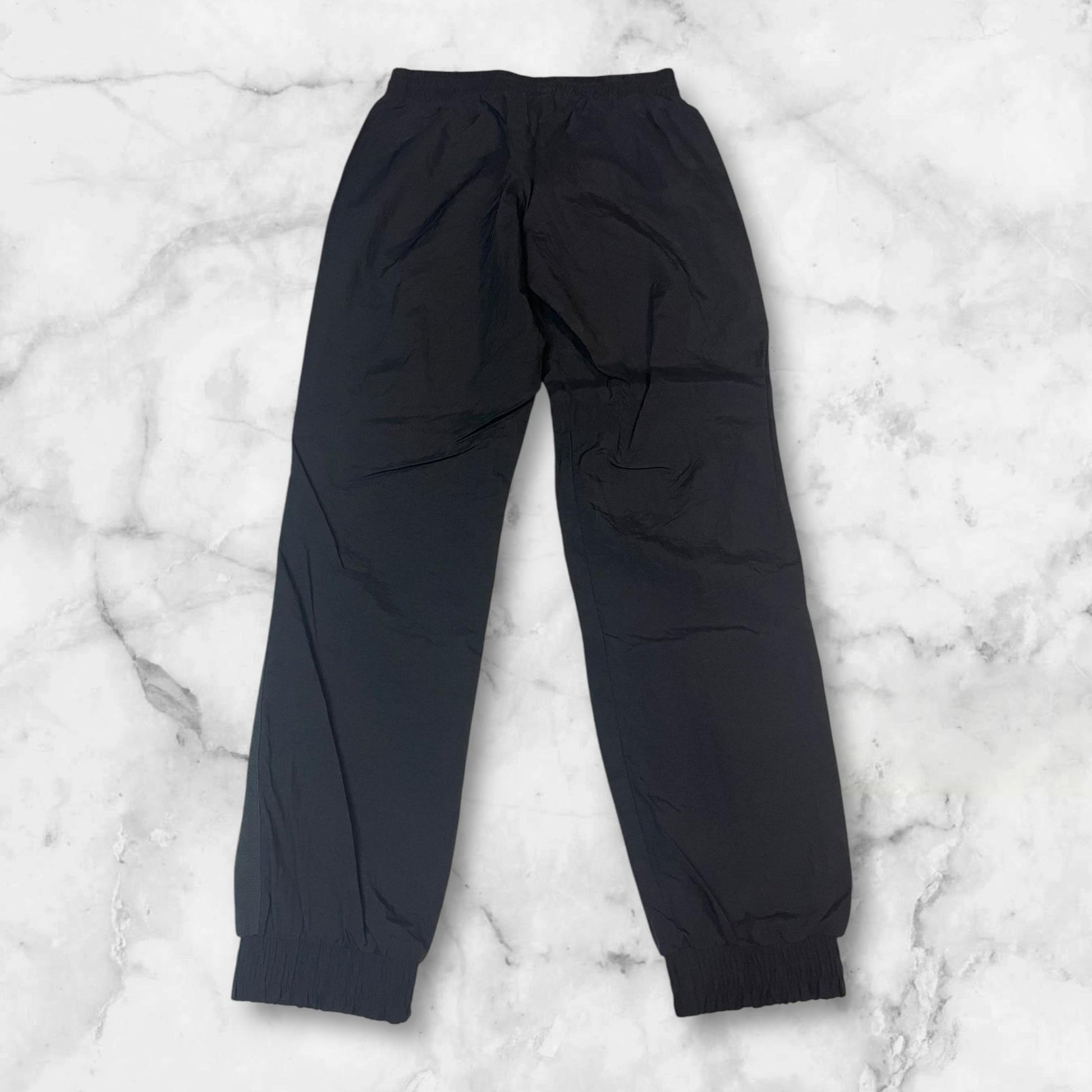 Entdecke unsere Vintage Track Pants von Nike und anderen Marken, erhältlich bei Valuxery.de - Dein Shop für trendige Vintage - Kleidung. Unsere Track Pants sind aus hochwertigen Materialien und