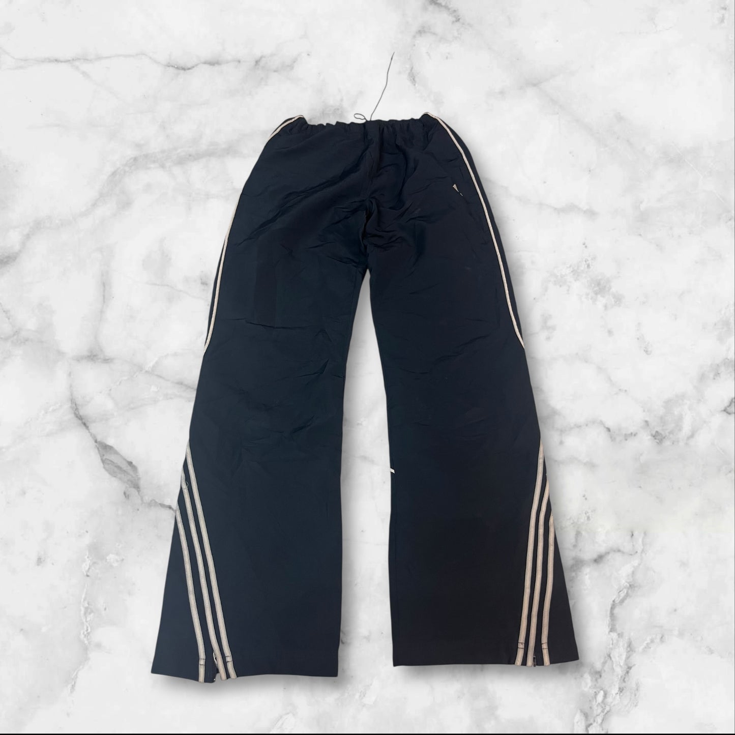 Entdecke unsere Vintage Track Pants von Nike und anderen Marken, erhältlich bei Valuxery.de - Dein Shop für trendige Vintage - Kleidung. Unsere Track Pants sind aus hochwertigen Materialien und