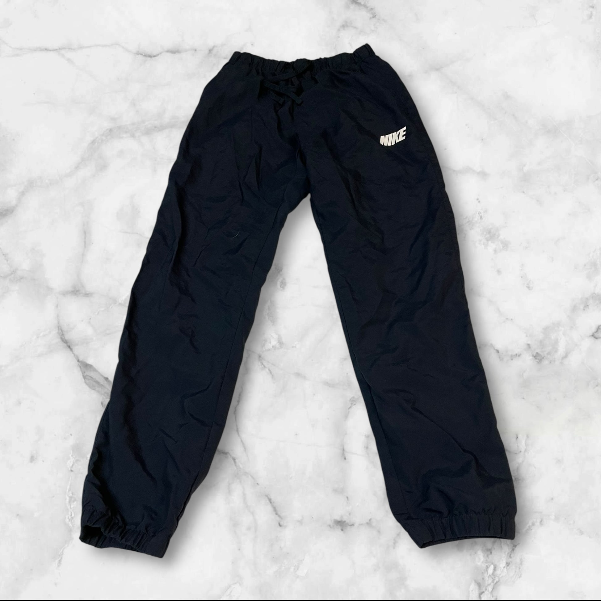 Entdecke unsere Vintage Track Pants von Nike und anderen Marken, erhältlich bei Valuxery.de - Dein Shop für trendige Vintage - Kleidung. Unsere Track Pants sind aus hochwertigen Materialien und