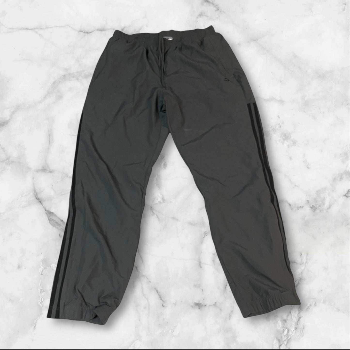 Entdecke unsere Vintage Track Pants von Nike und anderen Marken, erhältlich bei Valuxery.de - Dein Shop für trendige Vintage - Kleidung. Unsere Track Pants sind aus hochwertigen Materialien und