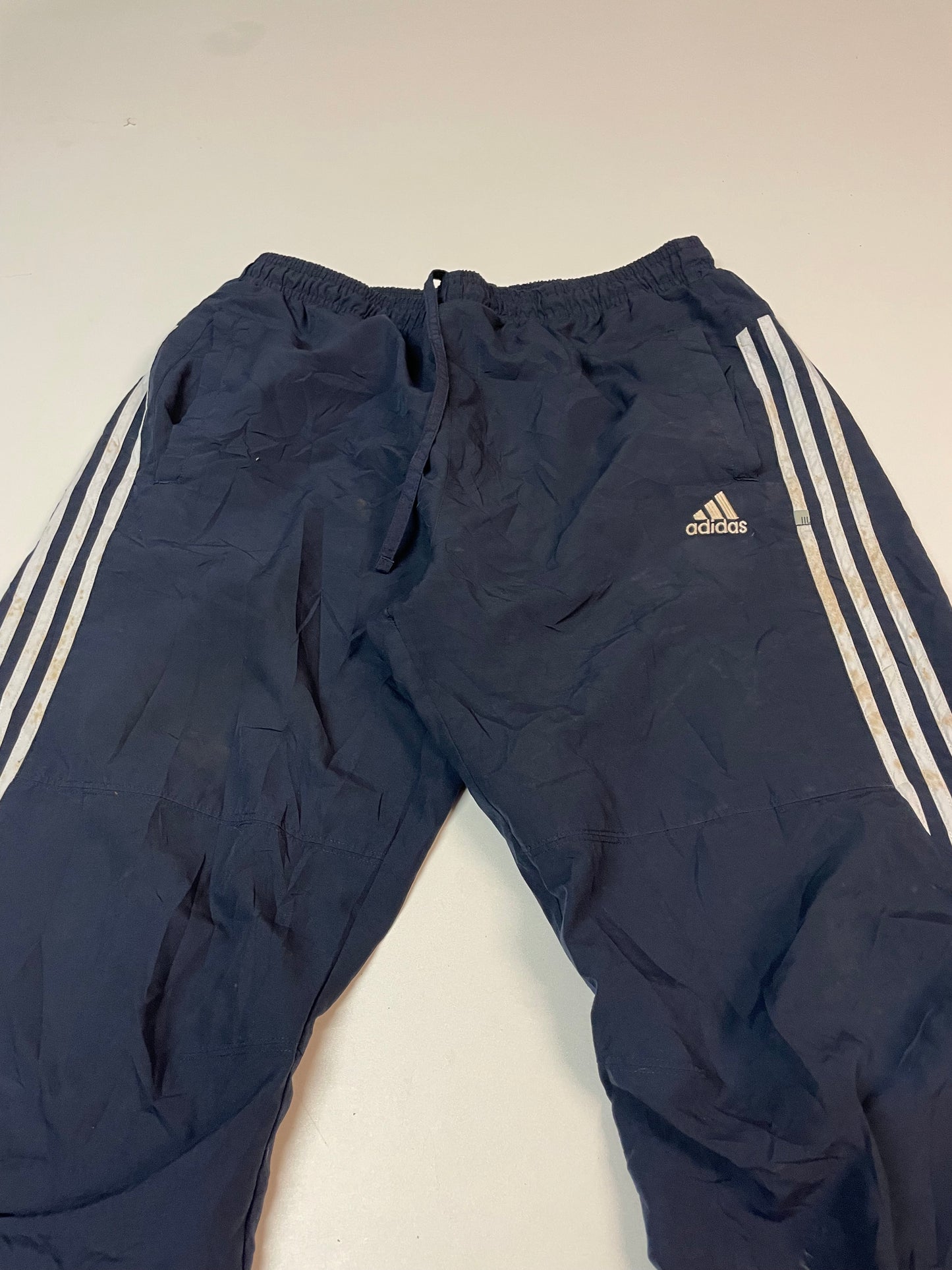 Entdecke unsere Vintage Track Pants von Nike und anderen Marken, erhältlich bei Valuxery.de - Dein Shop für trendige Vintage - Kleidung. Unsere Track Pants sind aus hochwertigen Materialien und