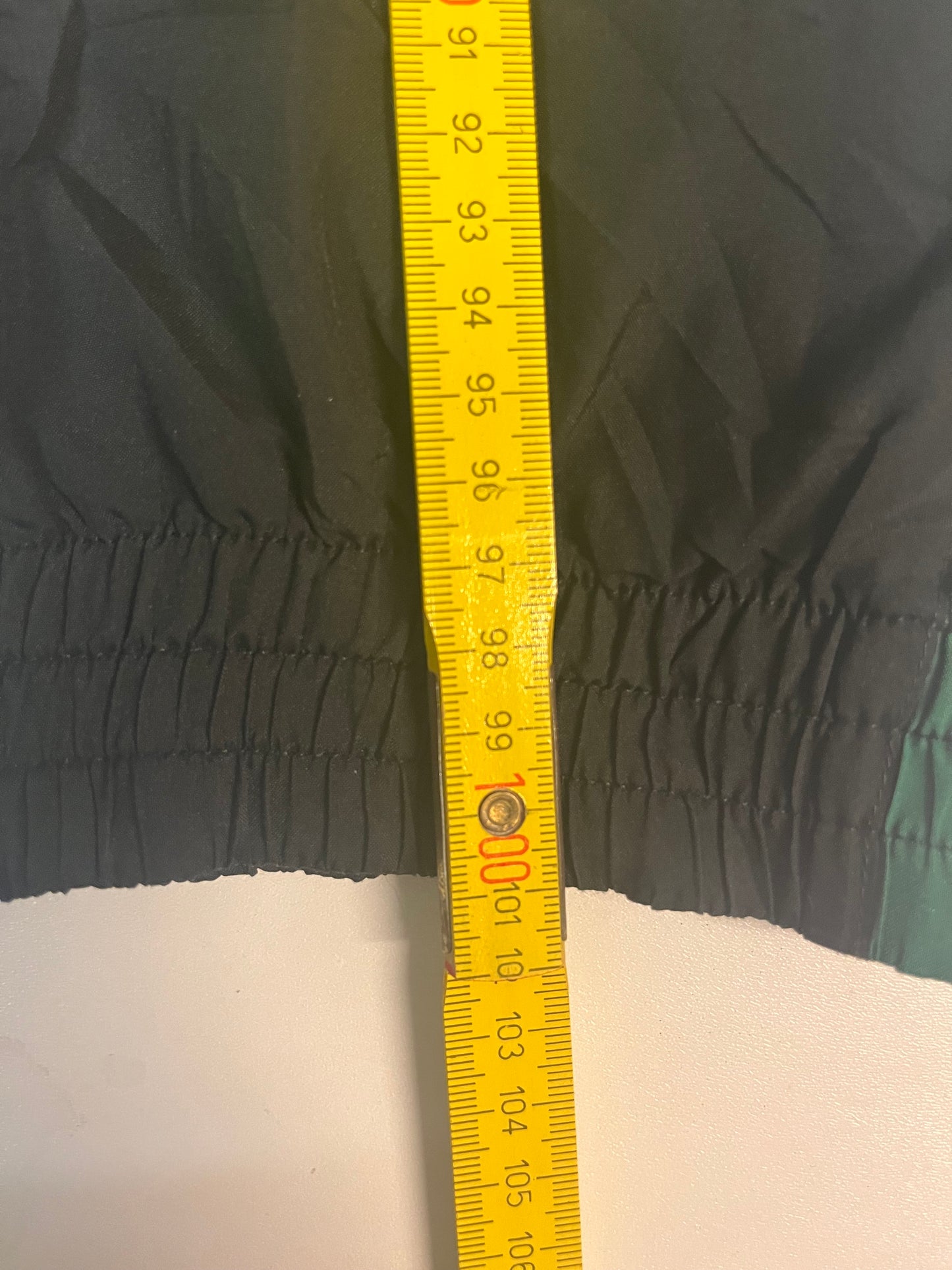 Entdecke unsere Vintage Track Pants von Nike und anderen Marken, erhältlich bei Valuxery.de - Dein Shop für trendige Vintage - Kleidung. Unsere Track Pants sind aus hochwertigen Materialien und