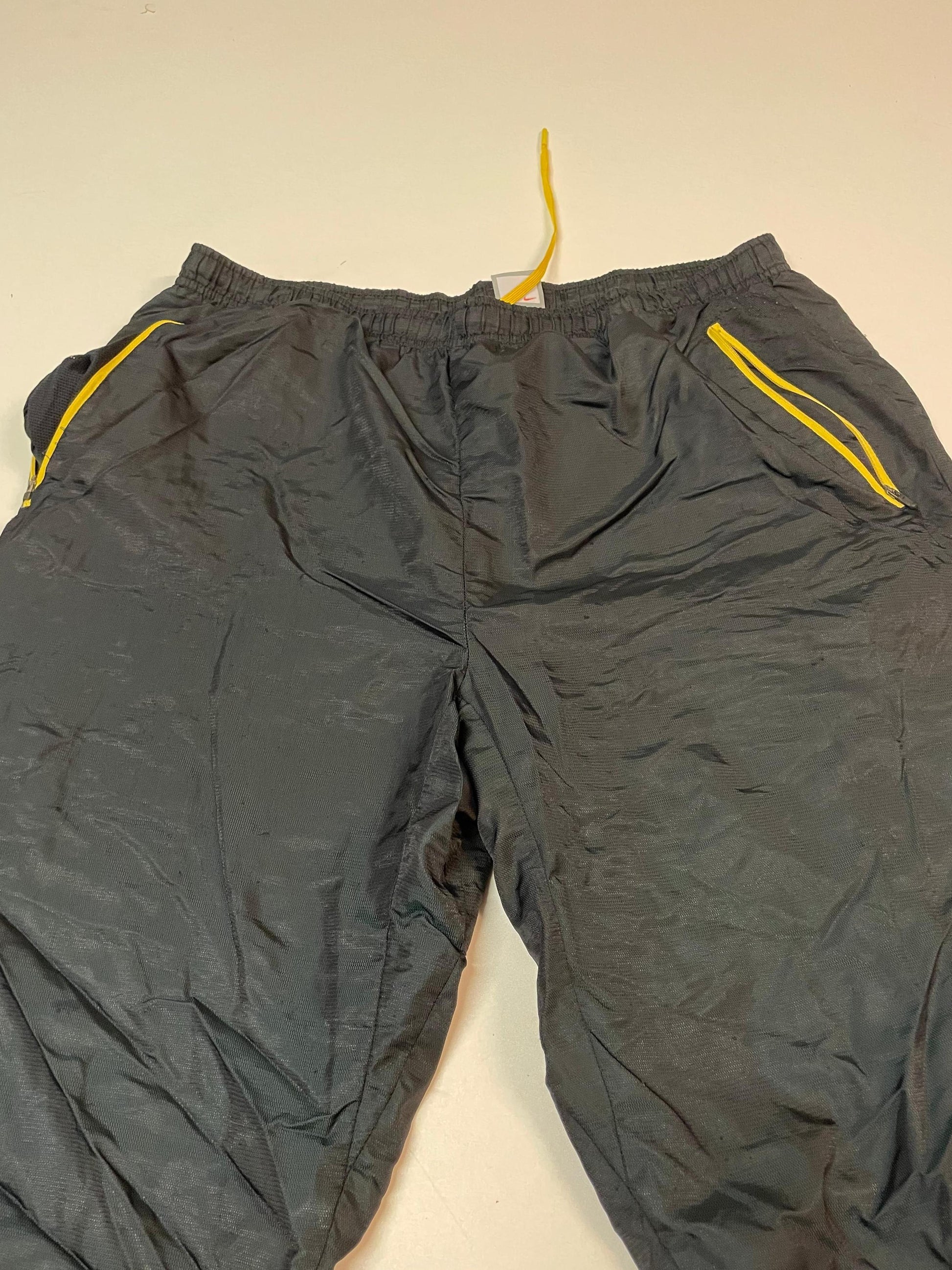 Entdecke unsere Vintage Track Pants von Nike und anderen Marken, erhältlich bei Valuxery.de - Dein Shop für trendige Vintage - Kleidung. Unsere Track Pants sind aus hochwertigen Materialien und