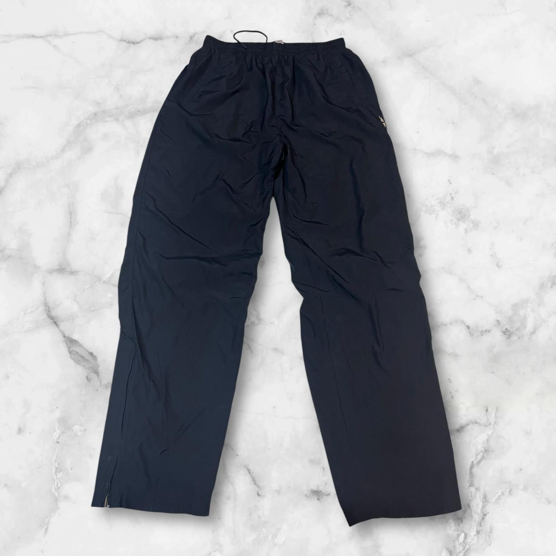 Entdecke unsere Vintage Track Pants von Nike und anderen Marken, erhältlich bei Valuxery.de - Dein Shop für trendige Vintage - Kleidung. Unsere Track Pants sind aus hochwertigen Materialien und