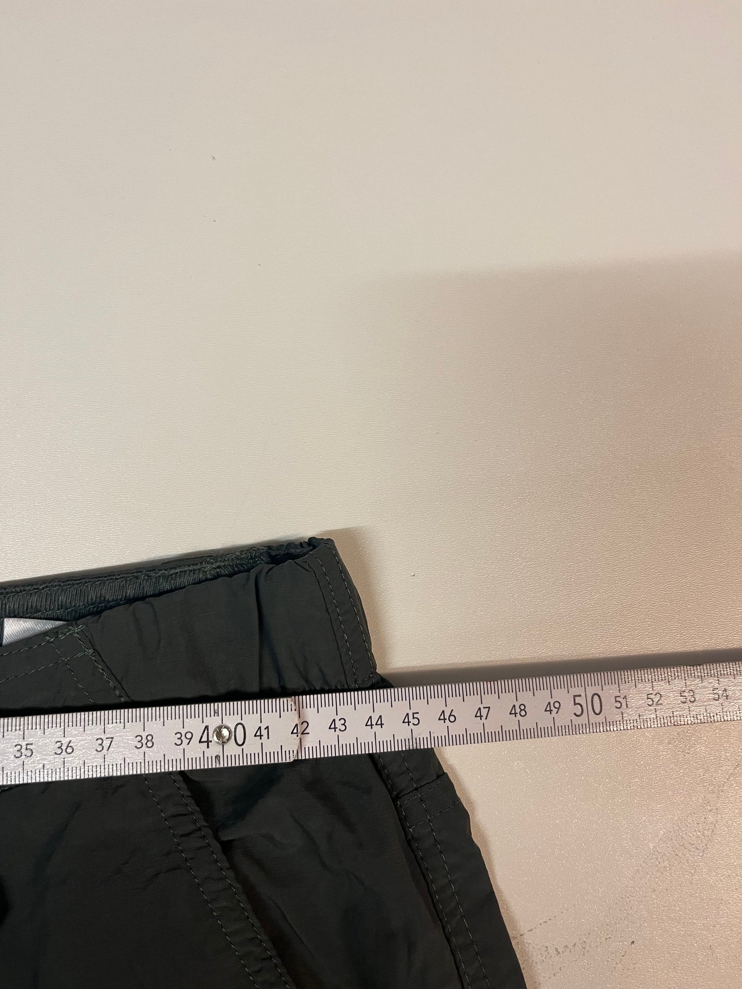 Entdecke unsere Vintage Track Pants von Nike und anderen Marken, erhältlich bei Valuxery.de - Dein Shop für trendige Vintage - Kleidung. Unsere Track Pants sind aus hochwertigen Materialien und