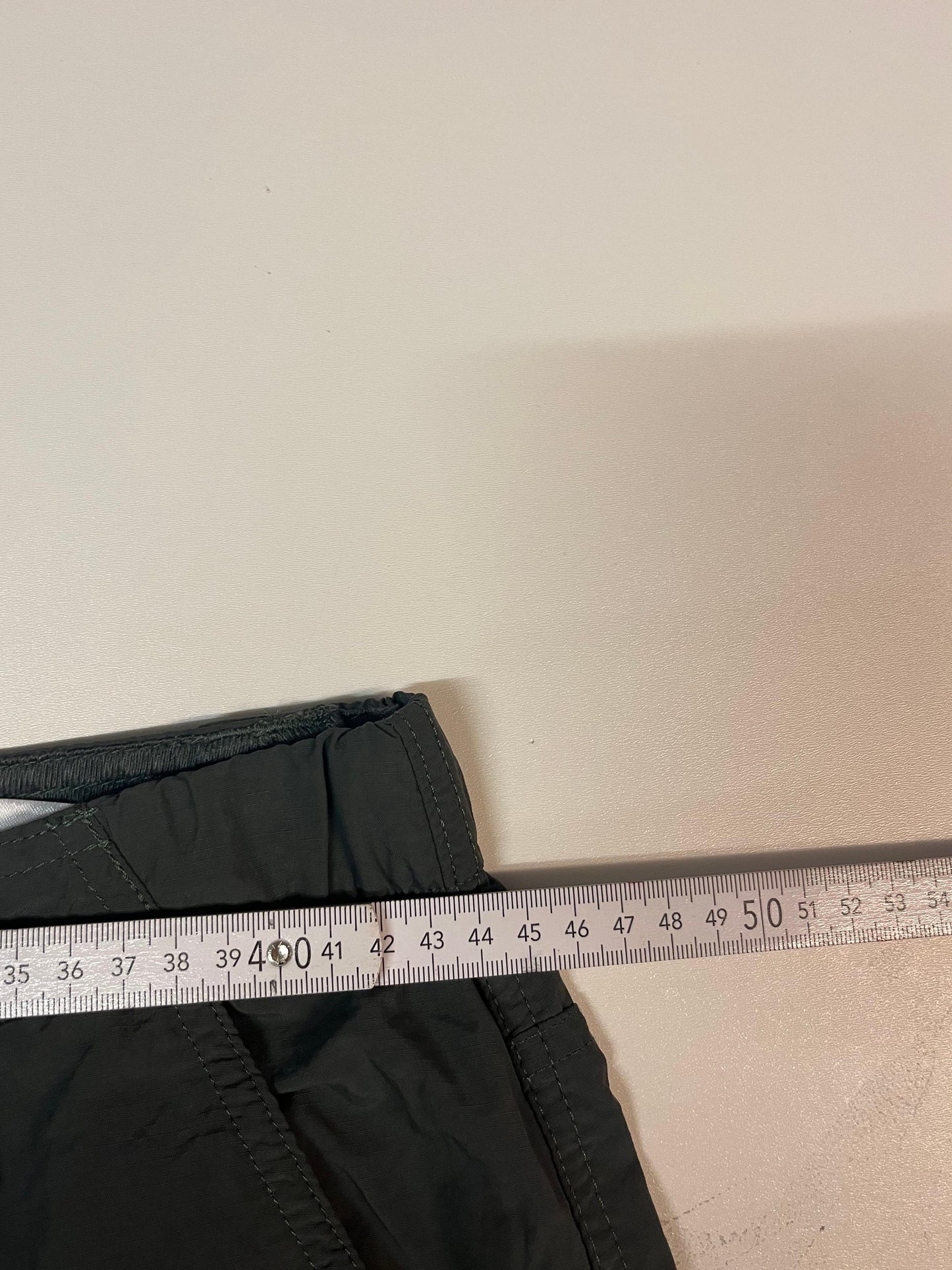 Entdecke unsere Vintage Track Pants von Nike und anderen Marken, erhältlich bei Valuxery.de - Dein Shop für trendige Vintage - Kleidung. Unsere Track Pants sind aus hochwertigen Materialien und