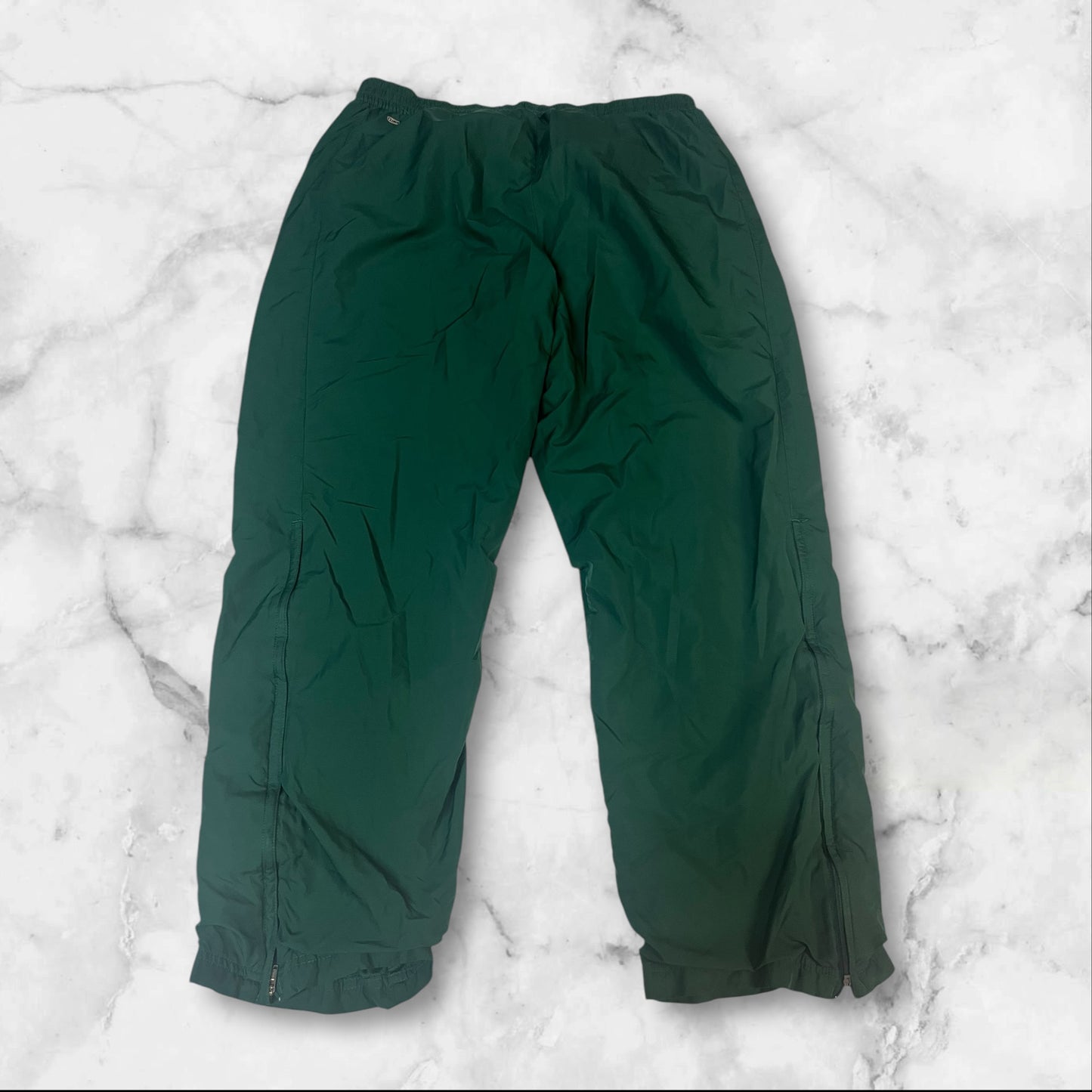 Entdecke unsere Vintage Track Pants von Nike und anderen Marken, erhältlich bei Valuxery.de - Dein Shop für trendige Vintage - Kleidung. Unsere Track Pants sind aus hochwertigen Materialien und