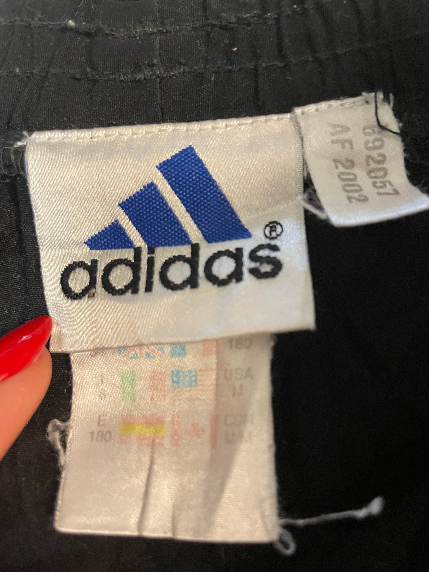 Entdecke unsere Vintage Track Pants von Nike und anderen Marken, erhältlich bei Valuxery.de - Dein Shop für trendige Vintage - Kleidung. Unsere Track Pants sind aus hochwertigen Materialien und