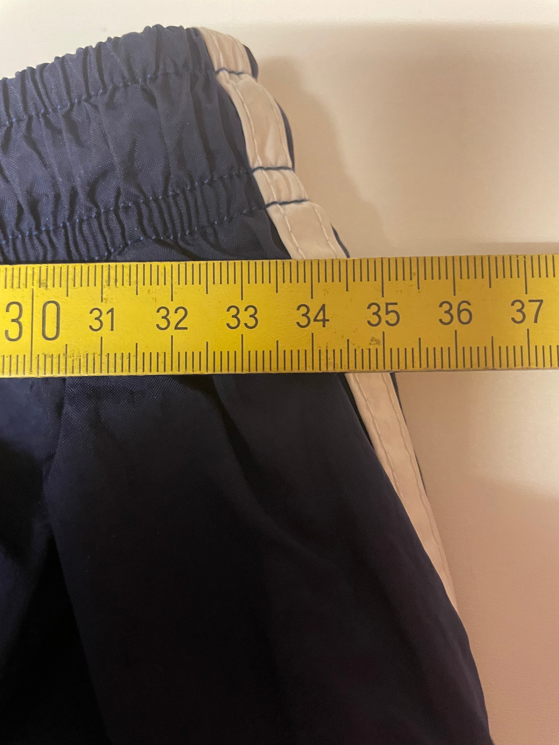 Entdecke unsere Vintage Track Pants von Nike und anderen Marken, erhältlich bei Valuxery.de - Dein Shop für trendige Vintage - Kleidung. Unsere Track Pants sind aus hochwertigen Materialien und