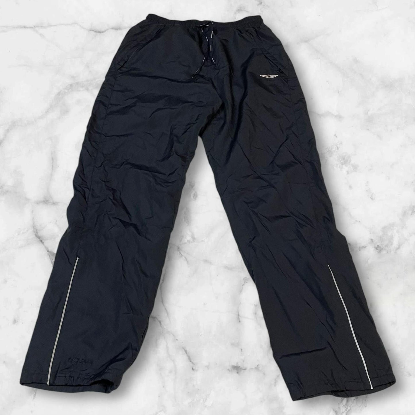 Entdecke unsere Vintage Track Pants von Nike und anderen Marken, erhältlich bei Valuxery.de - Dein Shop für trendige Vintage - Kleidung. Unsere Track Pants sind aus hochwertigen Materialien und