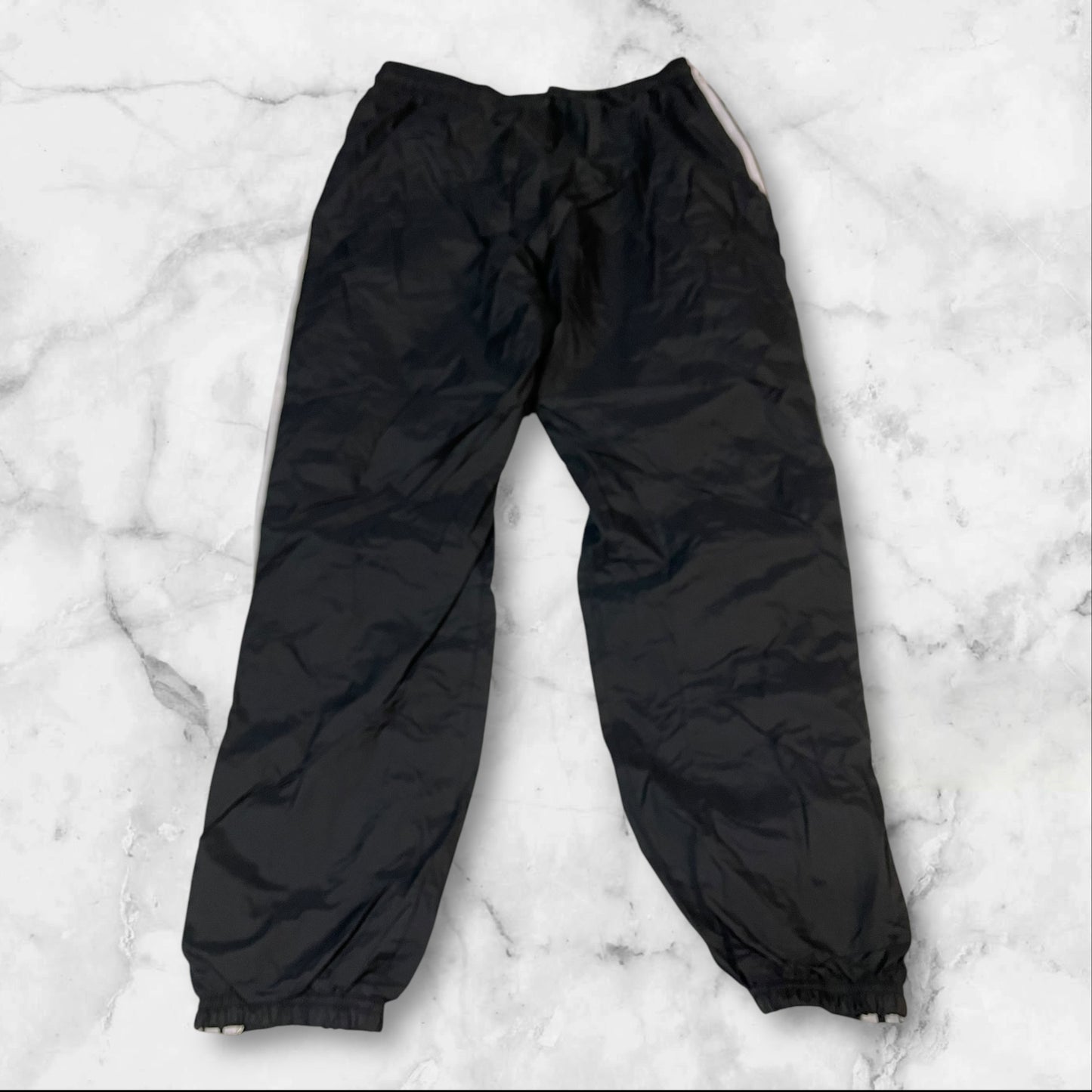 Entdecke unsere Vintage Track Pants von Nike und anderen Marken, erhältlich bei Valuxery.de - Dein Shop für trendige Vintage - Kleidung. Unsere Track Pants sind aus hochwertigen Materialien und