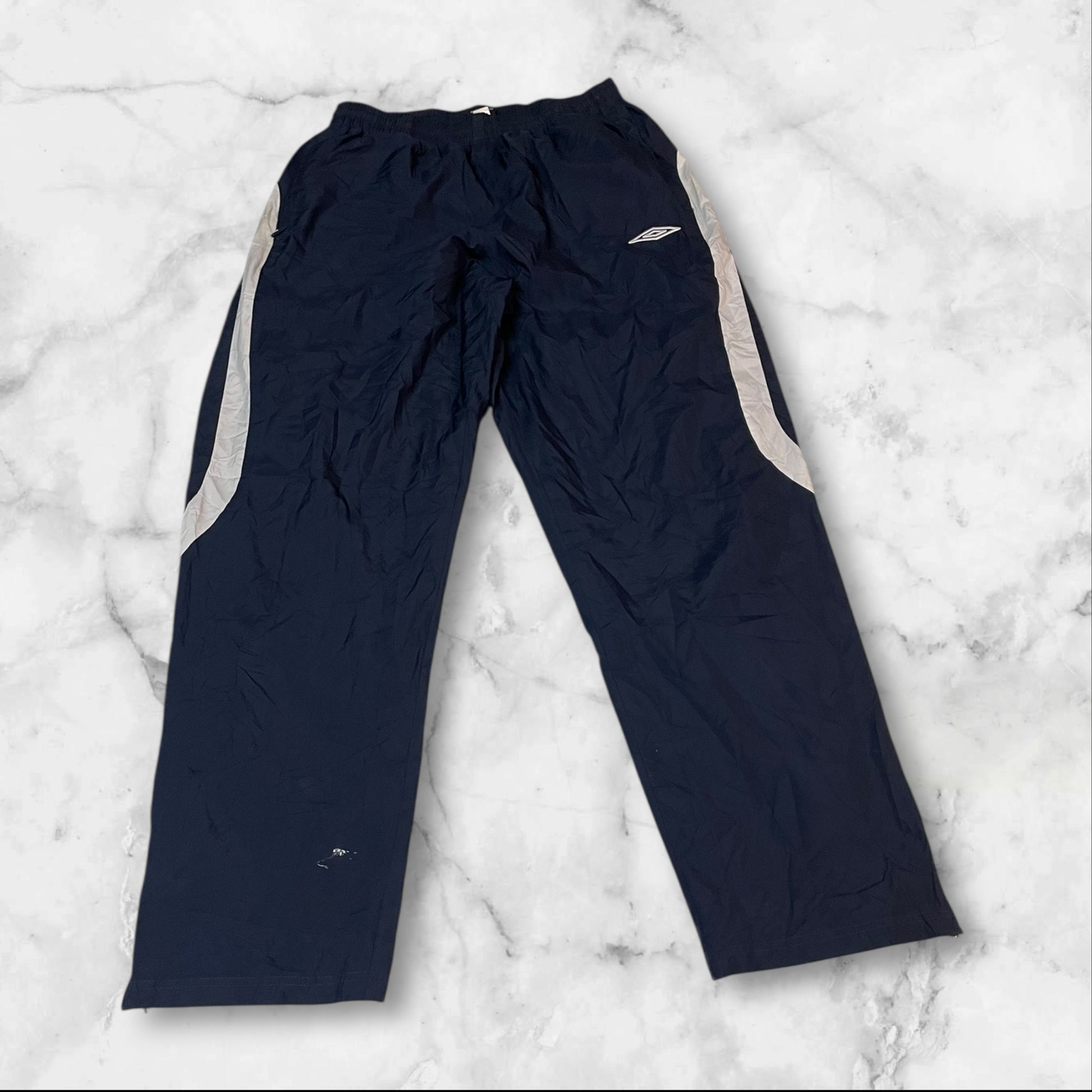 Entdecke unsere Vintage Track Pants von Nike und anderen Marken, erhältlich bei Valuxery.de - Dein Shop für trendige Vintage - Kleidung. Unsere Track Pants sind aus hochwertigen Materialien und